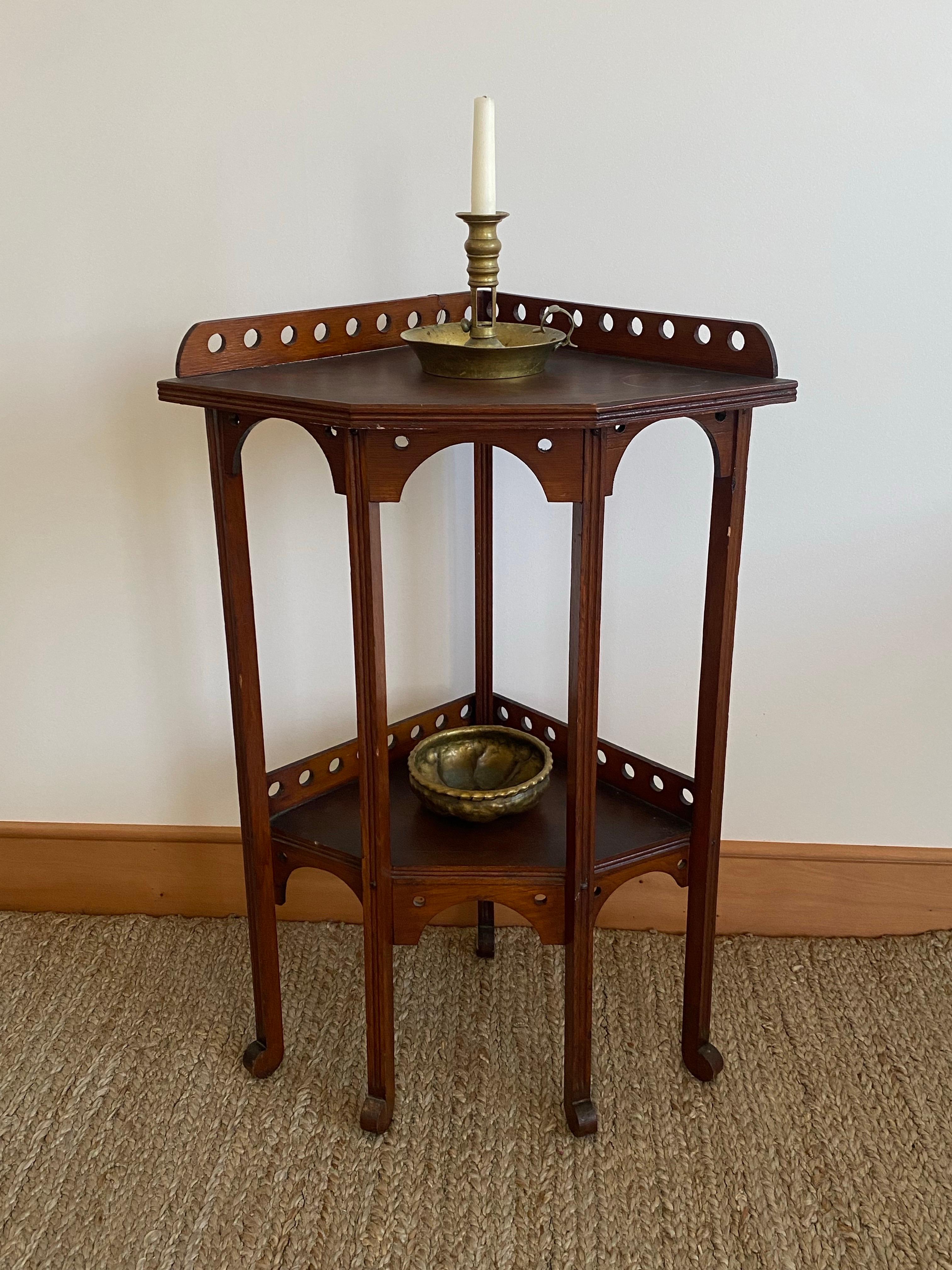 Uno splendido tavolo d'angolo d'epoca in rovere scuro con la storia del New Jersey. Secondo l'etichetta apposta negli anni '50, il tavolo è stato realizzato da Henry ForsyTH. Ciò che amo di questo tavolo è la sua versatilità. Lo vedrei bene in una