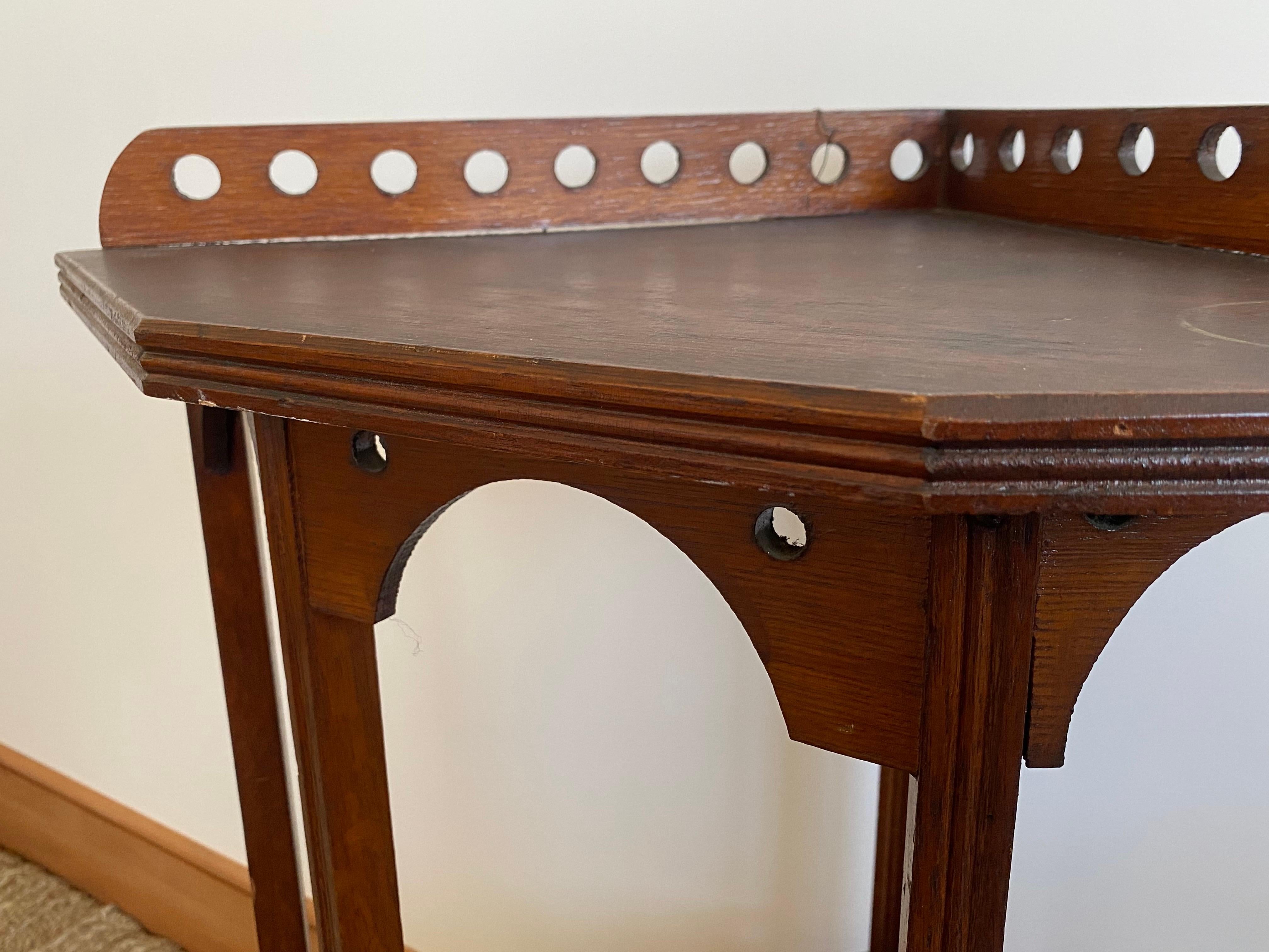 Mordenzato Periodo / Movimento Estetico Vittoriano del 19° secolo NJ-made Stand d'angolo in Oak in vendita