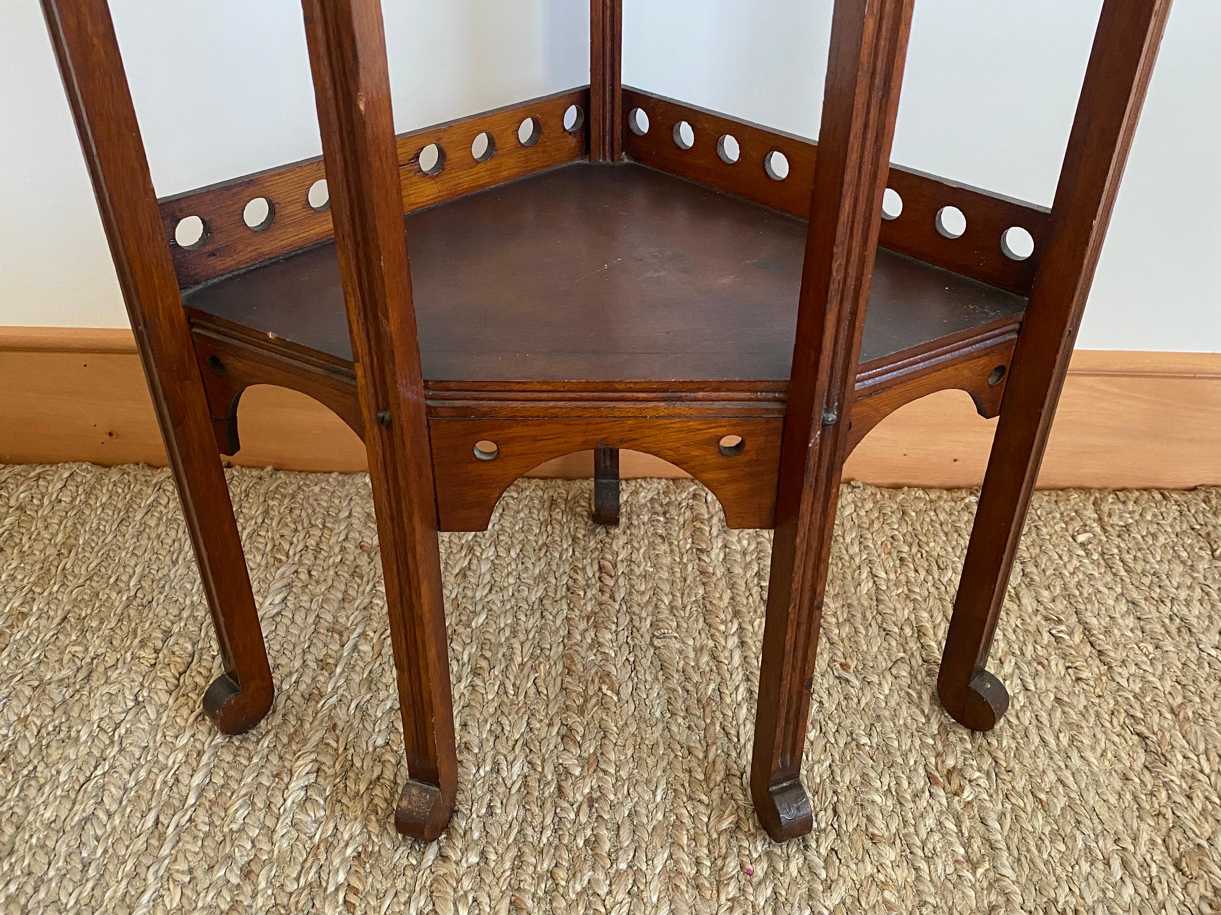 Periodo / Movimento Estetico Vittoriano del 19° secolo NJ-made Stand d'angolo in Oak in vendita 2