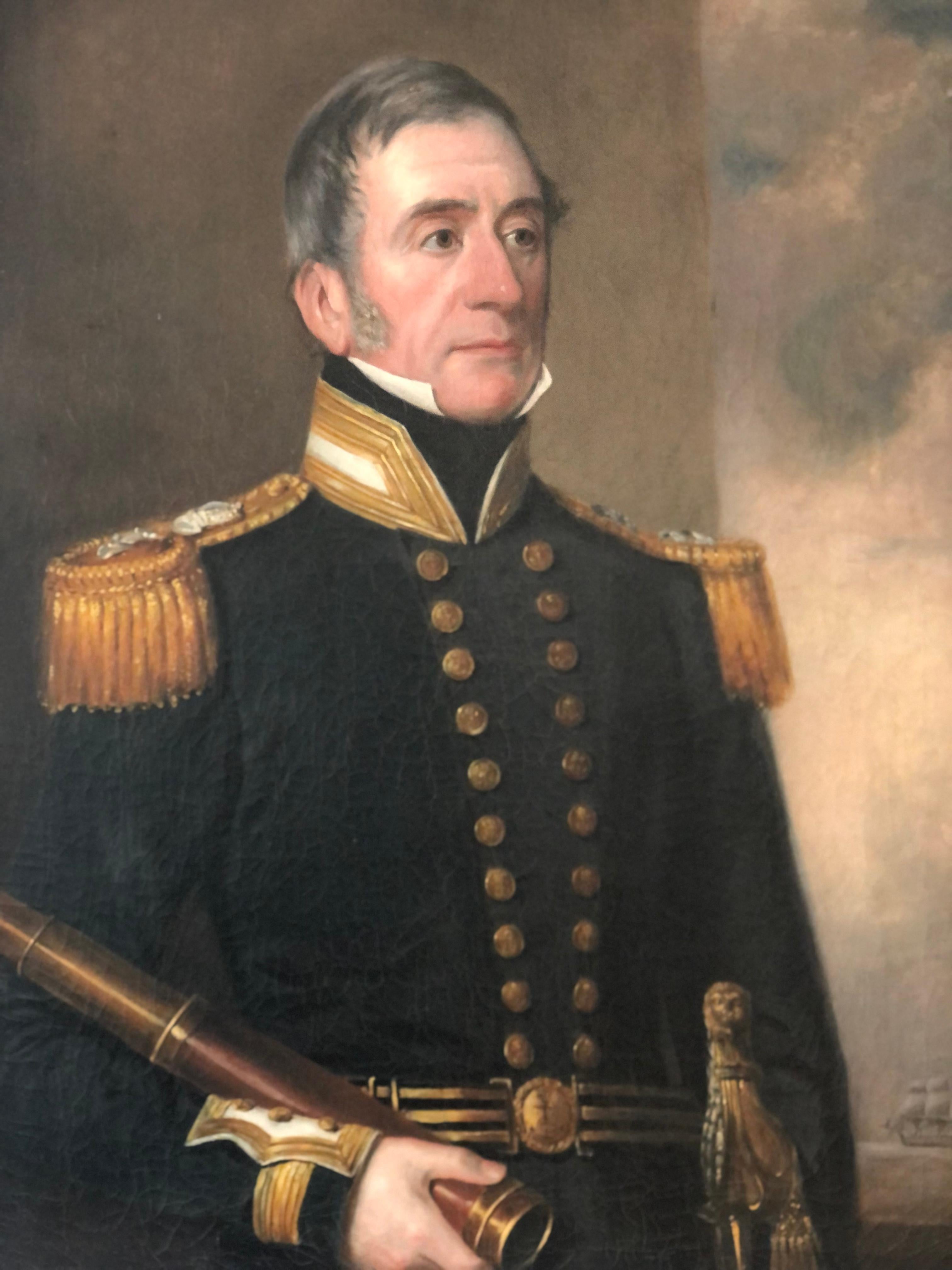 Un gran óleo del siglo XIX de un oficial de la marina británica con uniforme completo. He sostiene un telescopio, con un barco débilmente visible al fondo. El retrato está pintado en un estilo victoriano clásico, que muestra a la vez fuerza y