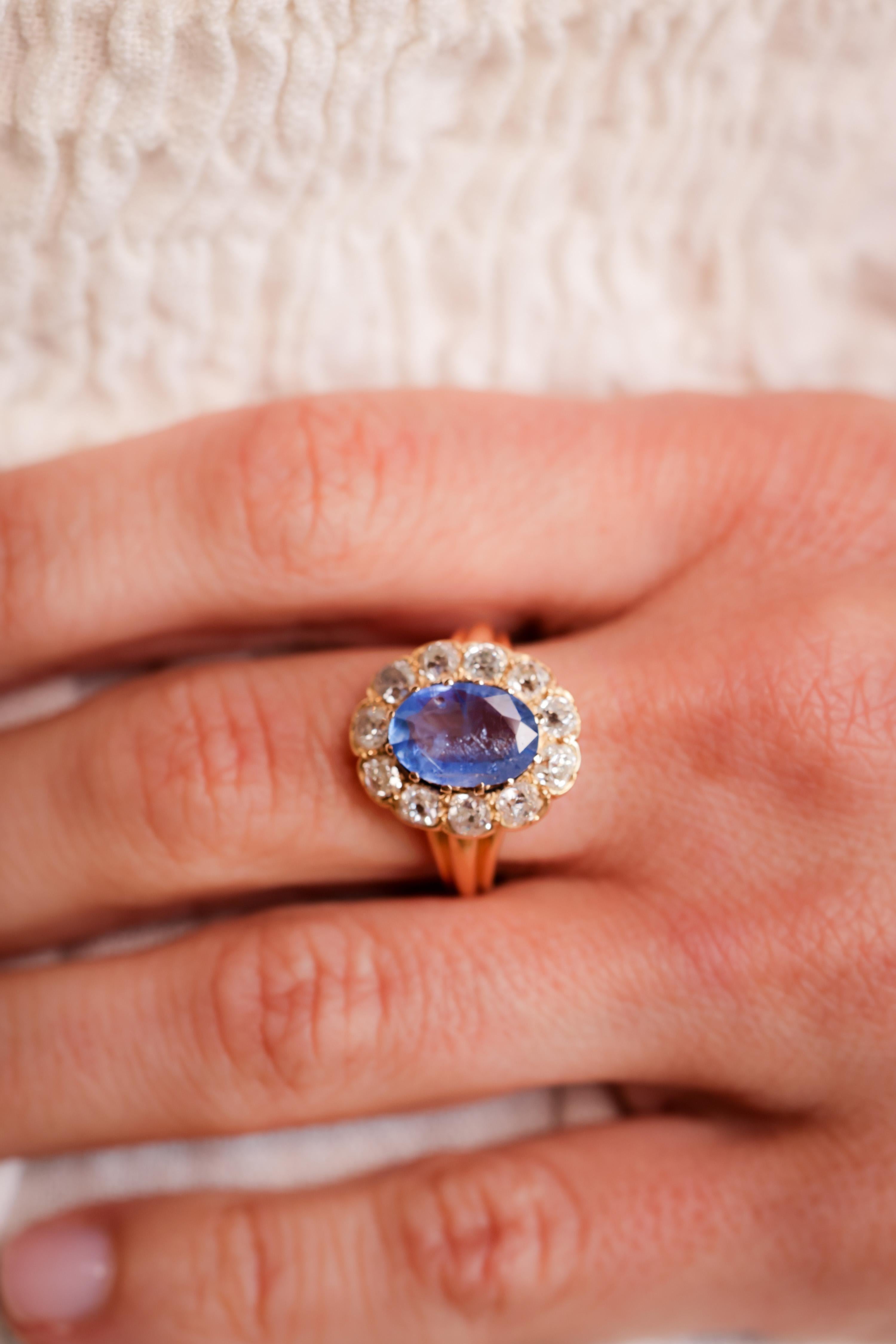 Piedra central: Zafiro 
Talla: Oval
Peso: Aproximadamente 2 quilates
Color: Azul
Piedra central: 11 diamantes
Corte: Corte de mina antigua
Peso: Aproximadamente 1.5 quilates
Color: I
Claridad: SI
Metal: Oro amarillo de 18 quilates
Época: