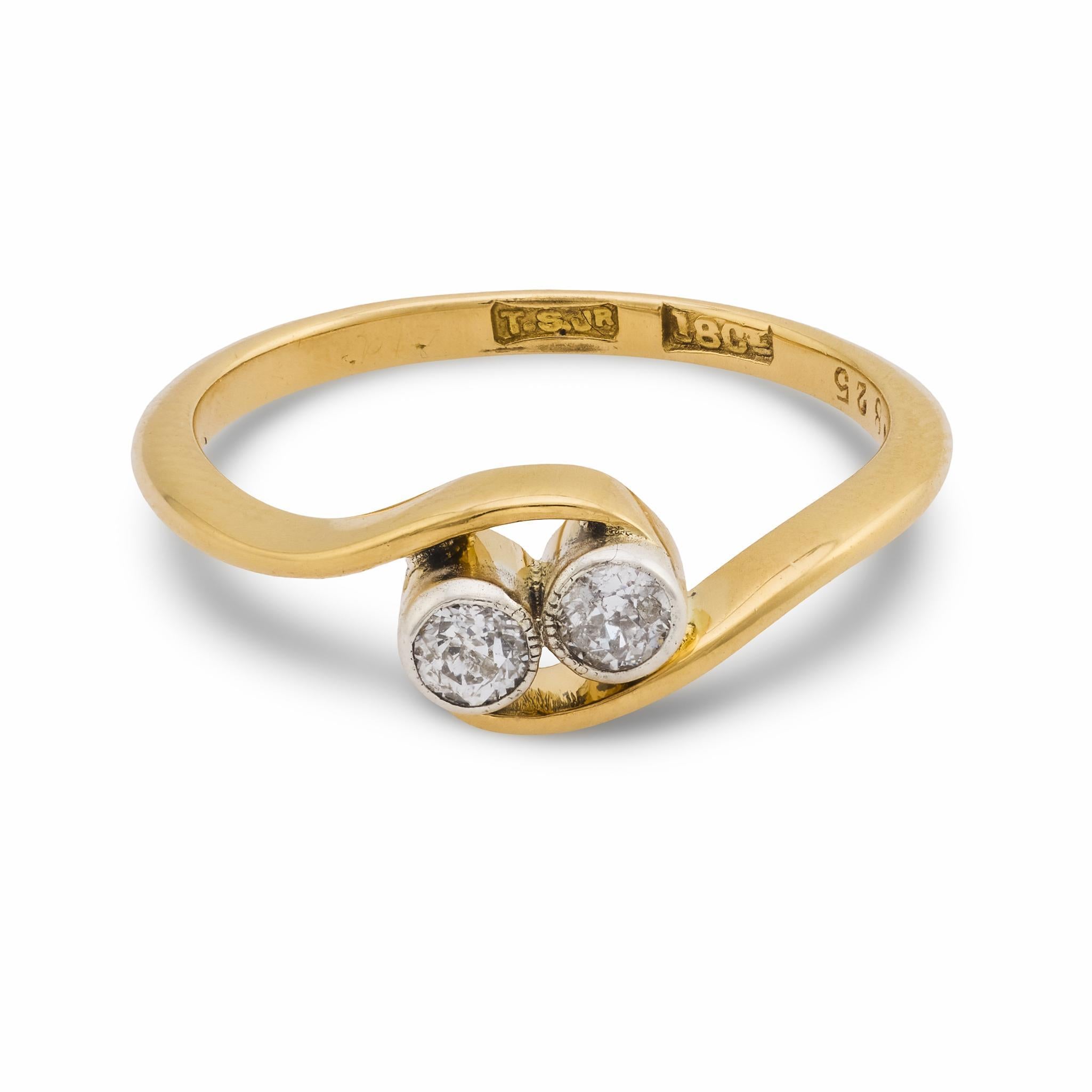 Cette bague victorienne des années 1880 est fabriquée en or jaune 18k et sertie de deux diamants de taille européenne ancienne totalisant environ 0,20 carats. Les diamants, d'une couleur E-F et d'une pureté I1, apportent un charme antique et un