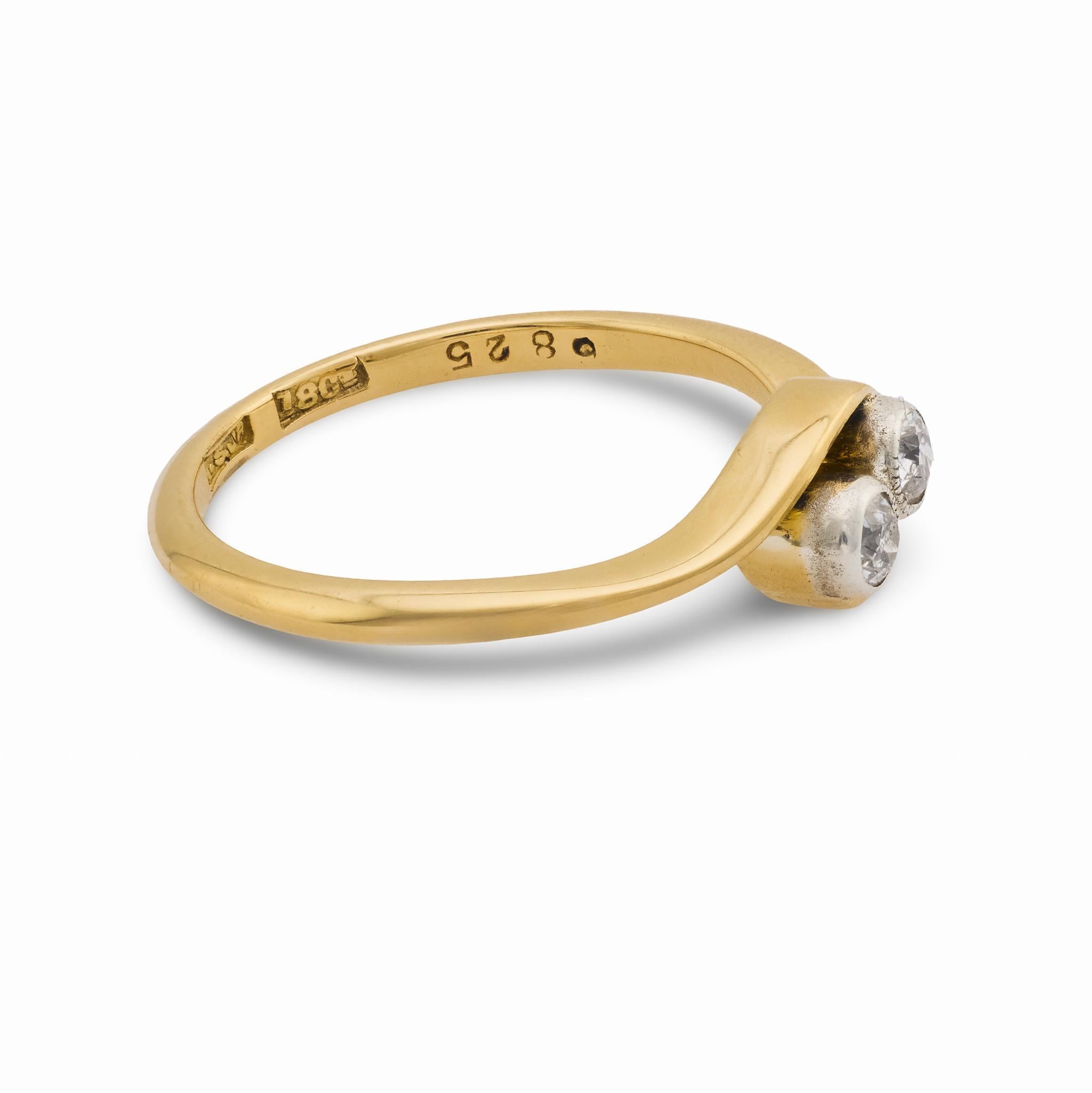 Taille vieille Europe Bague victorienne à deux pierres en or jaune 18k, diamant de taille européenne ancienne de 0,20 carat en vente