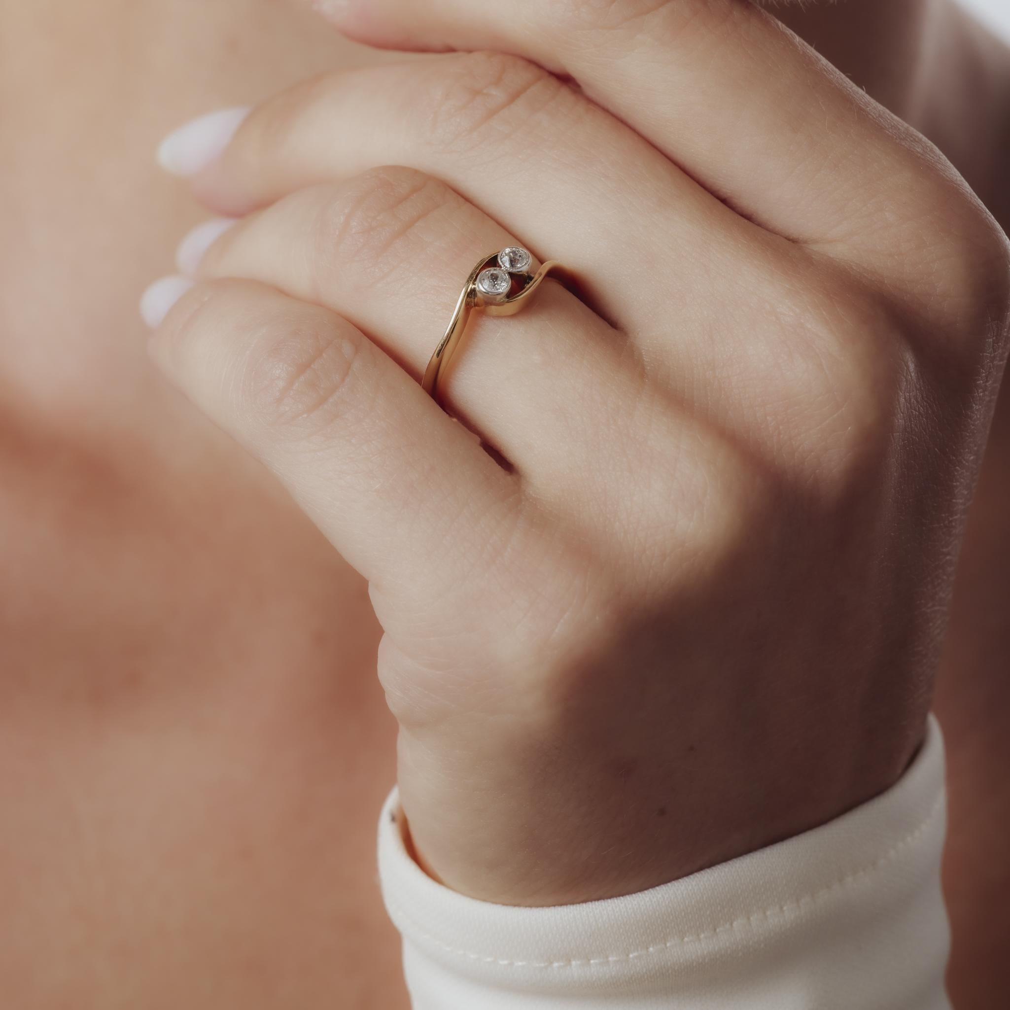 Bague victorienne à deux pierres en or jaune 18k, diamant de taille européenne ancienne de 0,20 carat Bon état - En vente à Beverly Hills, CA