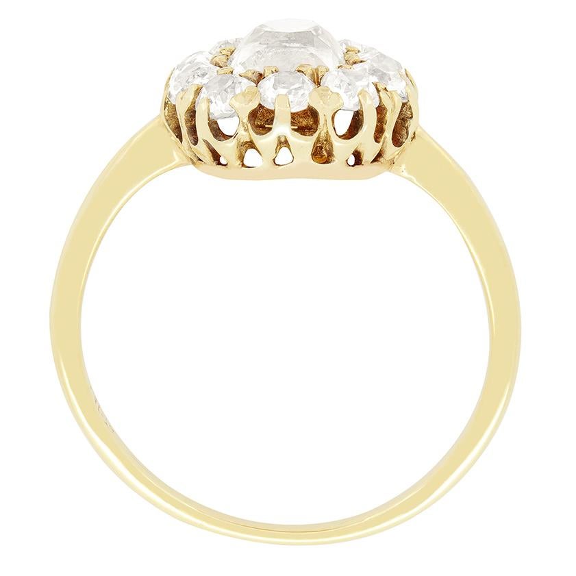 Questo splendido anello vittoriano a grappolo presenta uno scintillante diamante taglio old mine da 1,00 carati al centro, completato da un grappolo di dieci diamanti taglio old, per un totale di altri 1,00 carati. Ogni diamante utilizzato