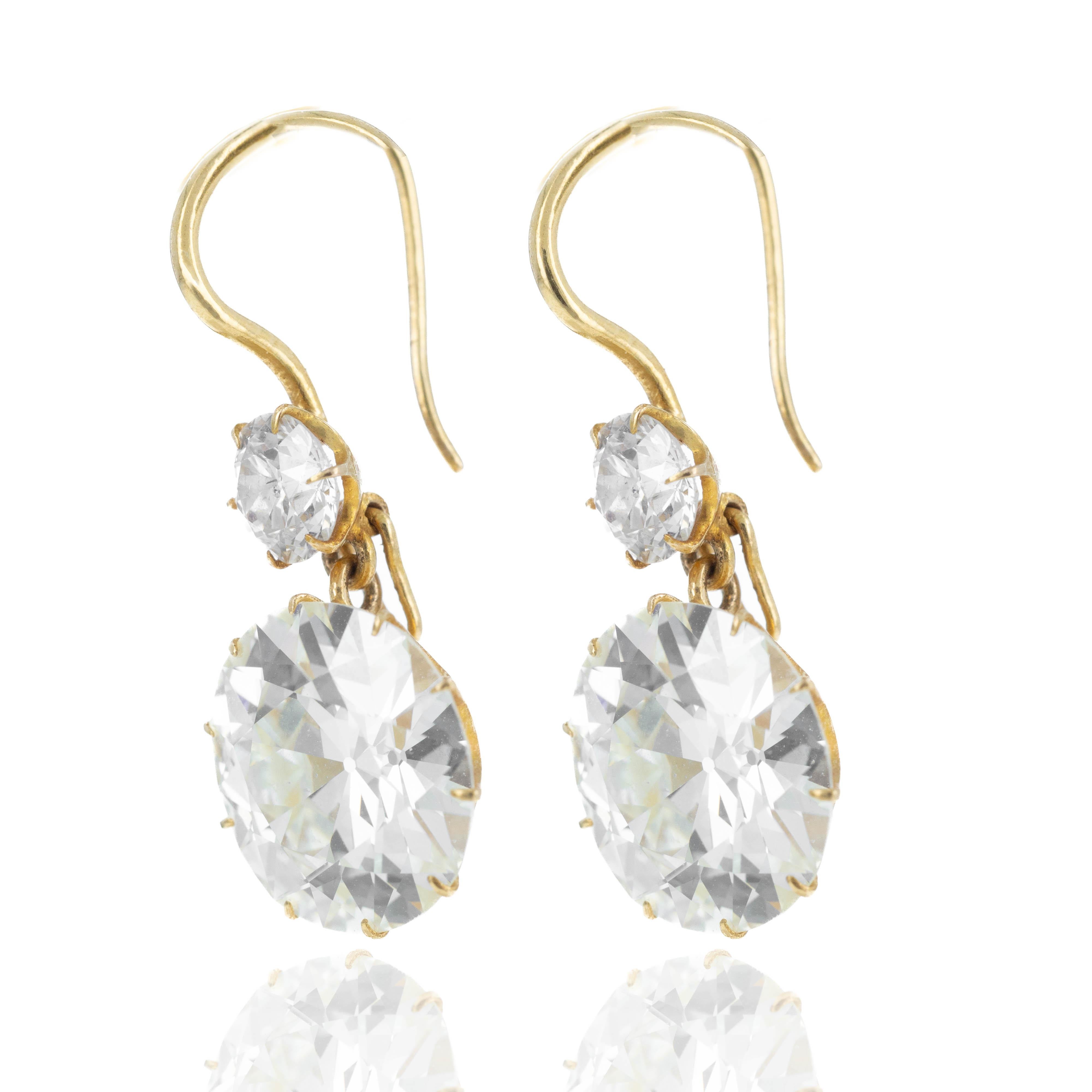 Epoche: Viktorianischer Nachlass

Zusammensetzung: 20K Gelbgold

Hauptstein: Ein Diamant im alten europäischen Schliff

Karat Gewicht: Ungefähr 3,5 Karat 

Farbe/Klarheit: K / VS1

Hauptstein: Ein Diamant im alten europäischen Schliff

Karat