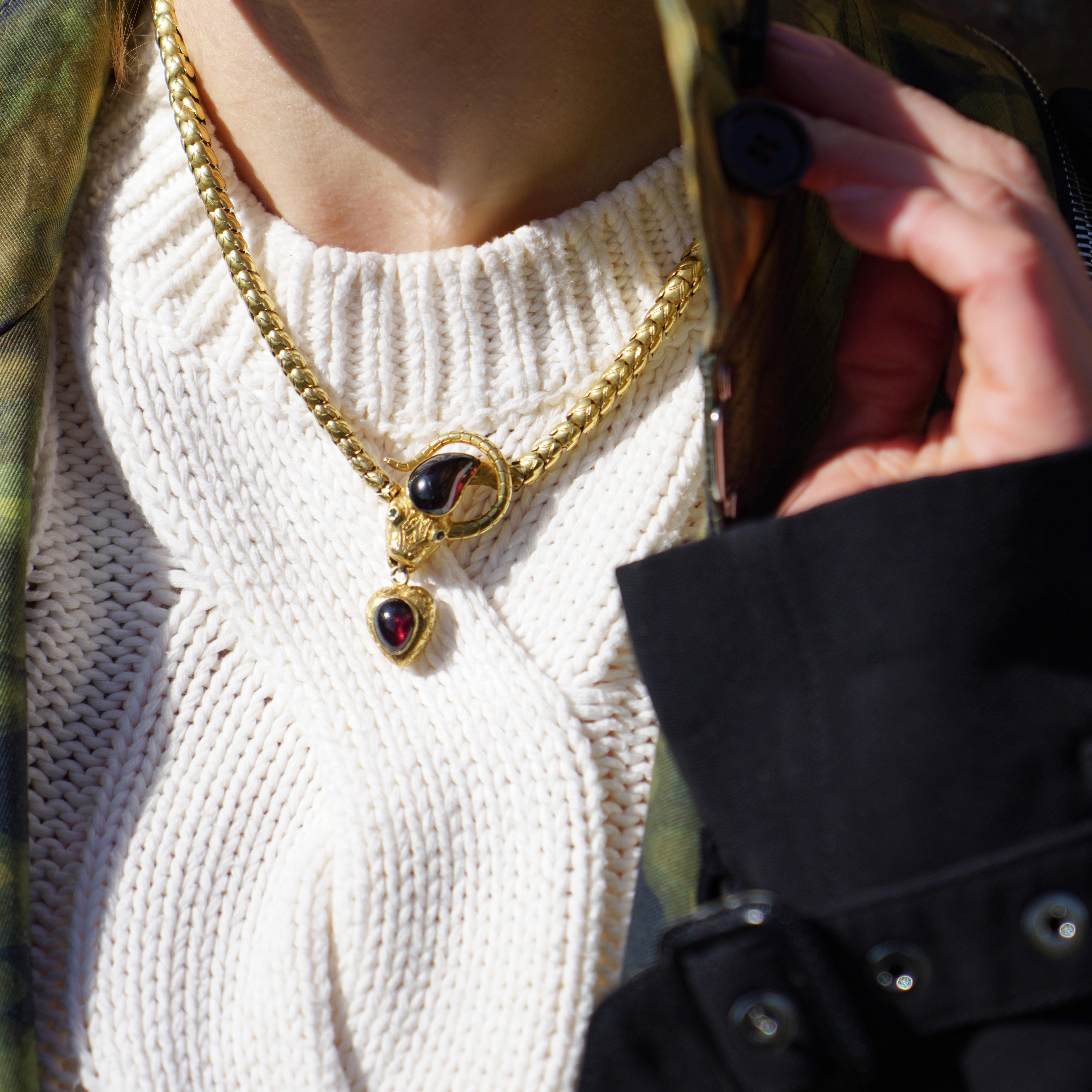 Una straordinaria collana di serpenti di epoca vittoriana, finemente lavorata in oro giallo 20 carati, che simboleggia l'eternità, la saggezza e la protezione, un motivo molto popolare nel XIX secolo. Il corpo del serpente, dal design intricato,