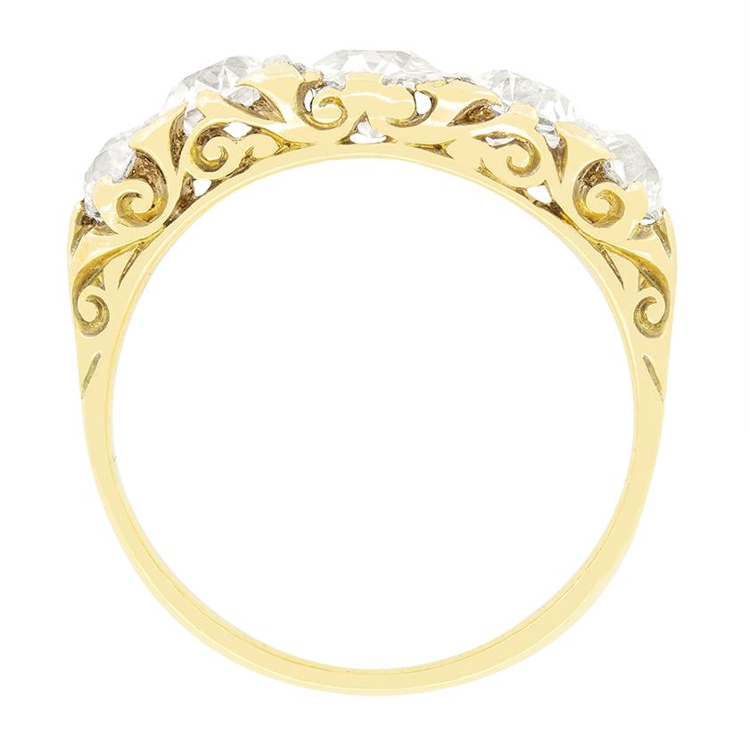 Dieser wunderschöne Ring mit fünf Steinen im klassischen viktorianischen Design präsentiert eine funkelnde Kollektion von Diamanten im Altschliff. Der zentrale Stein ist mit 0,70 Karat der größte, flankiert von zwei 0,40-Karat-Diamanten und