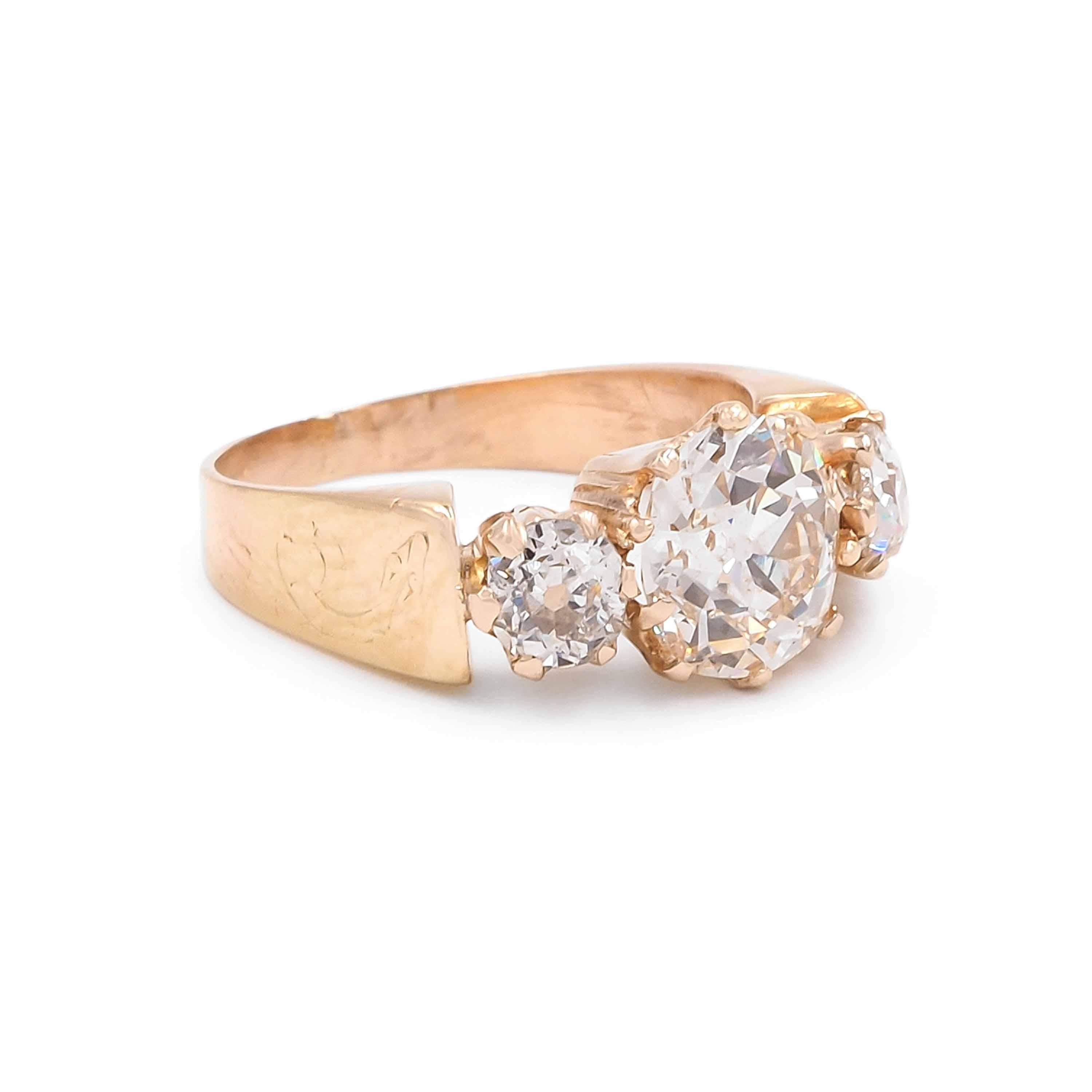 Original et hautement unique d'époque victorienne 2.11 Ct. Bague à 3 pierres en diamant taillé à l'ancienne composée d'or jaune 18k. Au centre, un diamant taille ancienne de 2,11 carats, certifié par le GIA de couleur J et de pureté SI1. Flanqué de