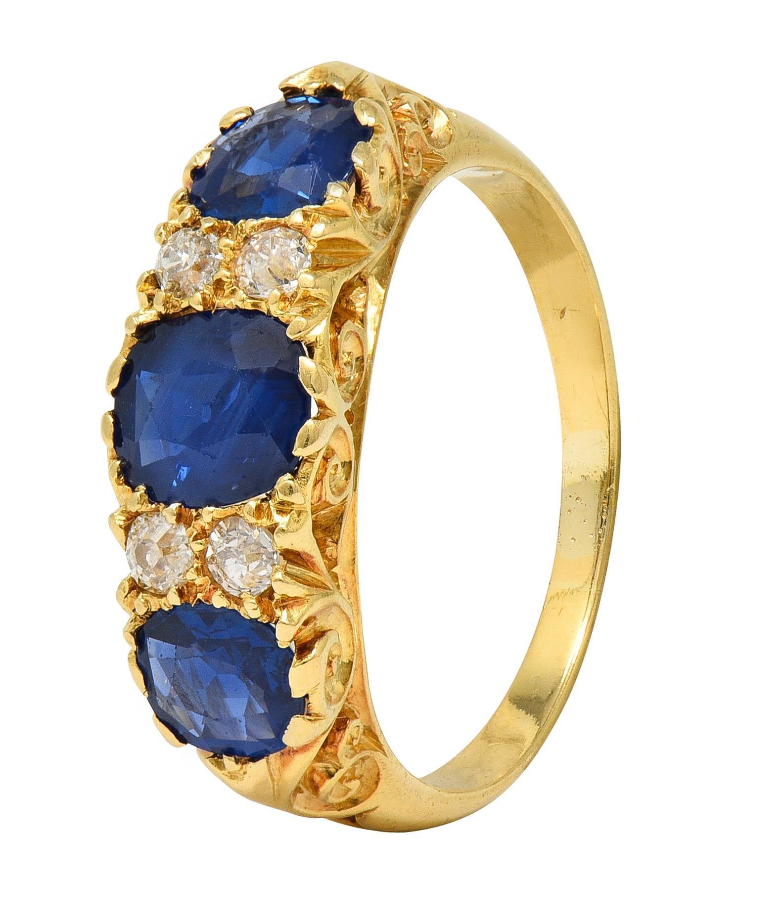 Taille coussin Bague Victorienne 2.14 CTW Saphir Diamant Or Jaune 18K Antique Scrolling Band en vente