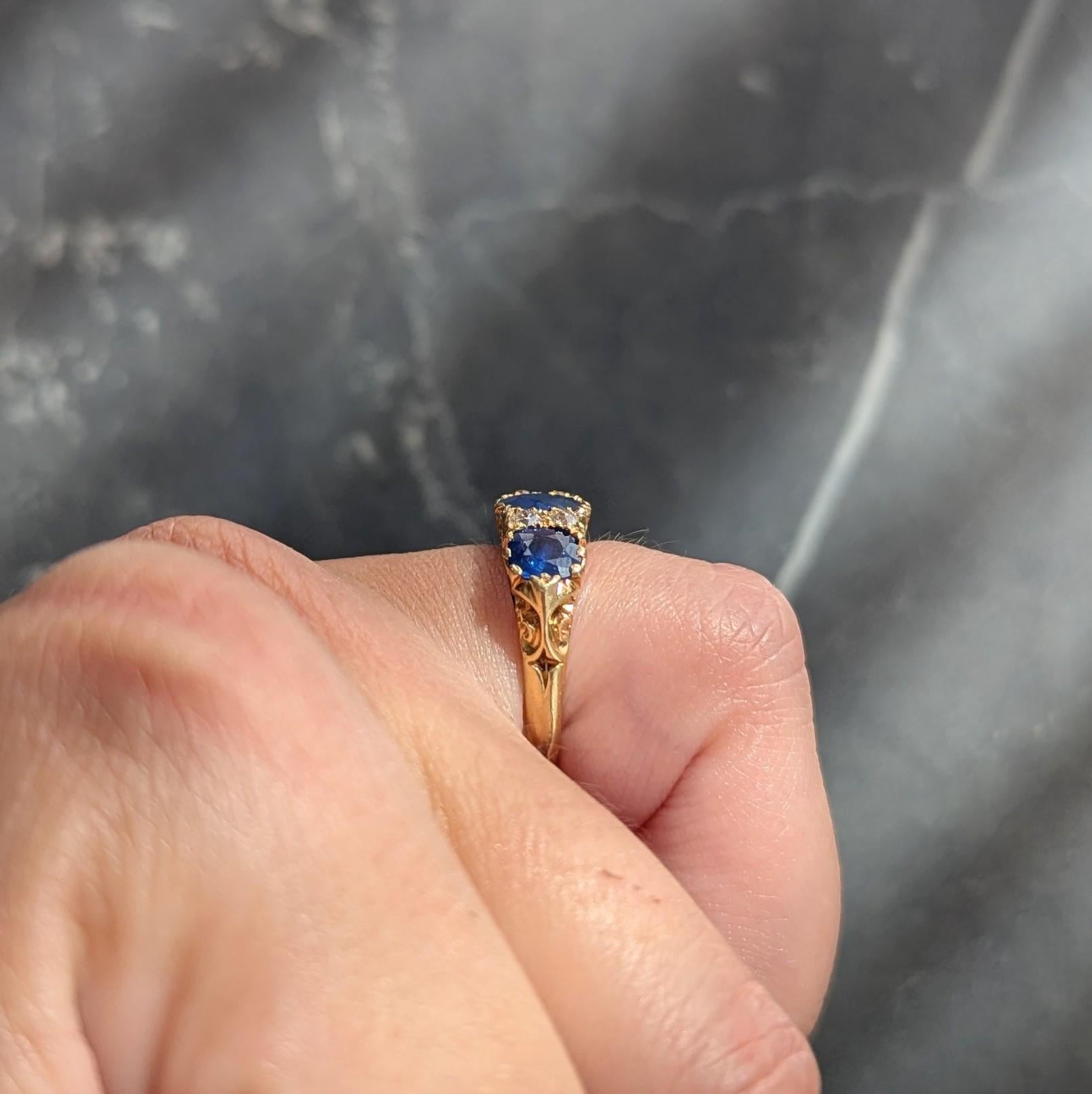 Bague Victorienne 2.14 CTW Saphir Diamant Or Jaune 18K Antique Scrolling Band en vente 4