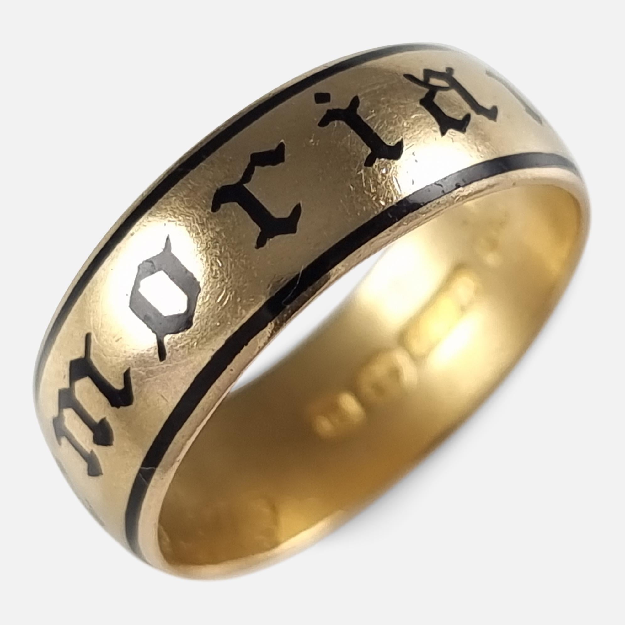 Bague commémorative victorienne en or jaune 22 carats et émail noir. 

La bague porte le poinçon de Birmingham, 1896, la marque du fabricant 