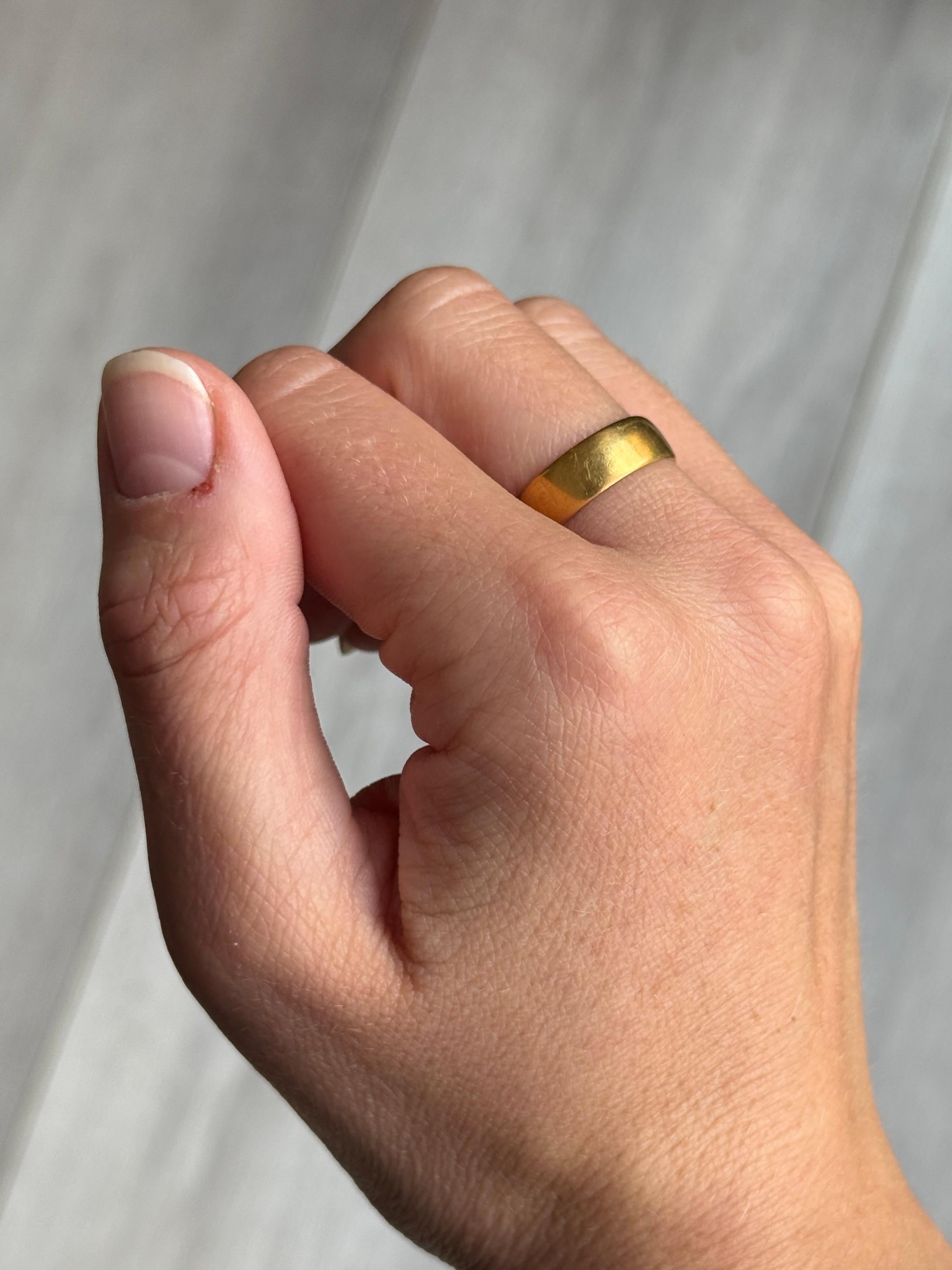 Glossy 22ct gold band, made in Birmingham England. Perfect for a wedding band or just a simple everyday piece.  Hallmarked Birmingham 1891.

Ring Size: M or 6 1/4
Band Width: 6mm
Height off finger: 0.5mm

Weight: 4.5g