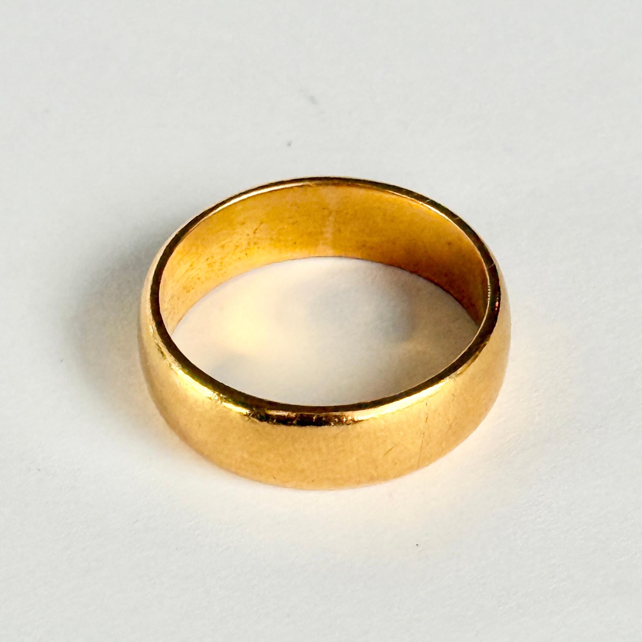 Fascia in oro lucido 22ct. Perfetto per una fede nuziale o per un semplice pezzo di uso quotidiano.  Punzonato Londra 1966.

Misura dell'anello: M 1/2 o 6 1/2 
Larghezza della banda: 7 mm
Altezza dal dito: 1 mm

Peso: 6g