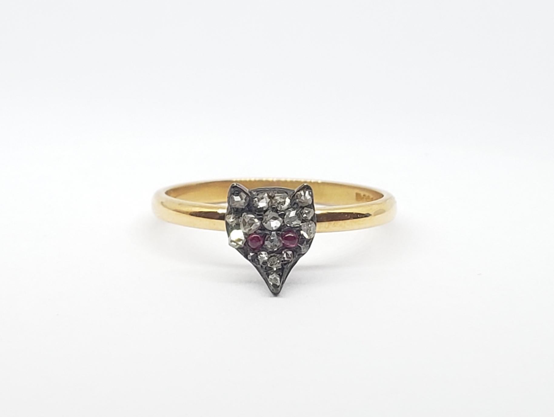 Eine niedliche viktorianischen Silber, Rose geschnitten Diamanten und Ruby Fox Kopf Stick Pin Umwandlung Ring auf 22 Karat Gold Schaft. 

Größe L UK, 6 US.

Höhe der Vorderseite 8 mm, Breite 6 mm.

Gewicht 2.2gr.

Schaft vollständig gestempelt für