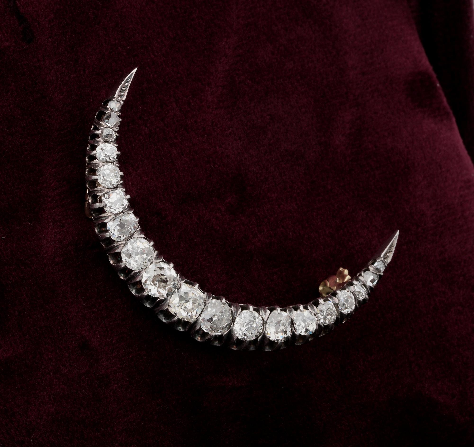 Victorian 2.20 Carat Old Mine Cut Diamond Crescent Moon Brooch 18 Karat In Good Condition For Sale In Napoli, IT