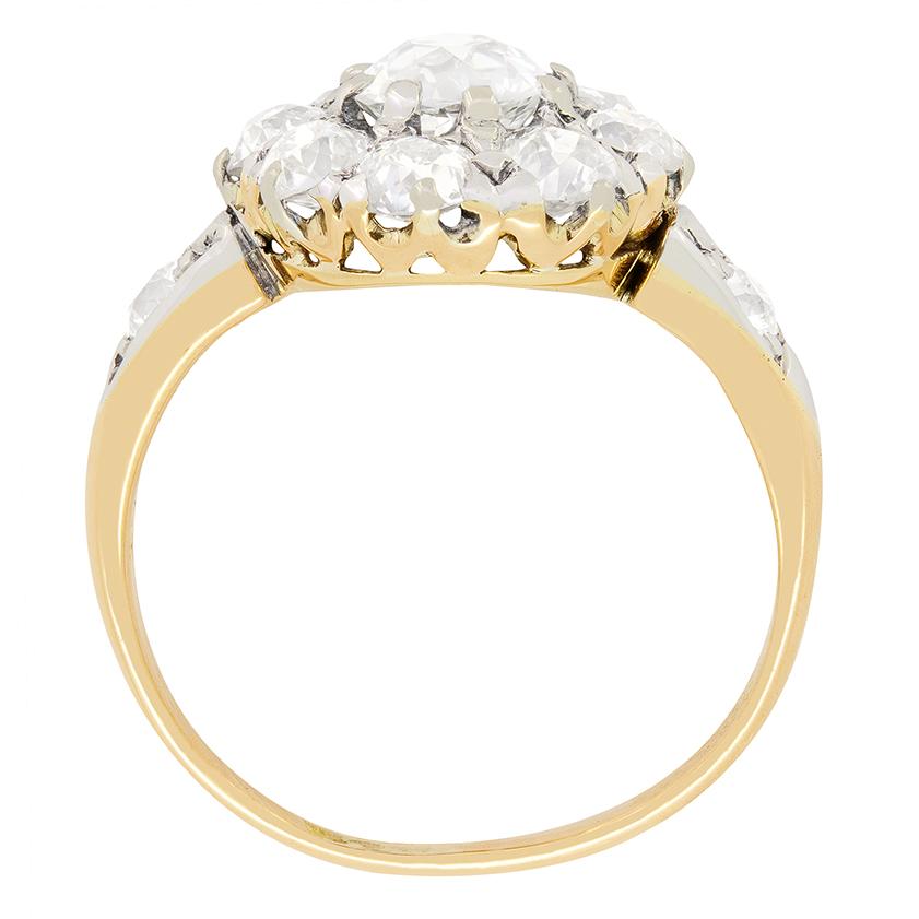 Dieser viktorianische Ring besteht aus einem auffälligen, altgeschliffenen Diamanten von 0,80 Karat in der Mitte, der von acht Diamanten von 0,15 Karat umgeben ist, und zwei weiteren Diamanten von 0,10 Karat auf den Schultern, die zusammen 1,40