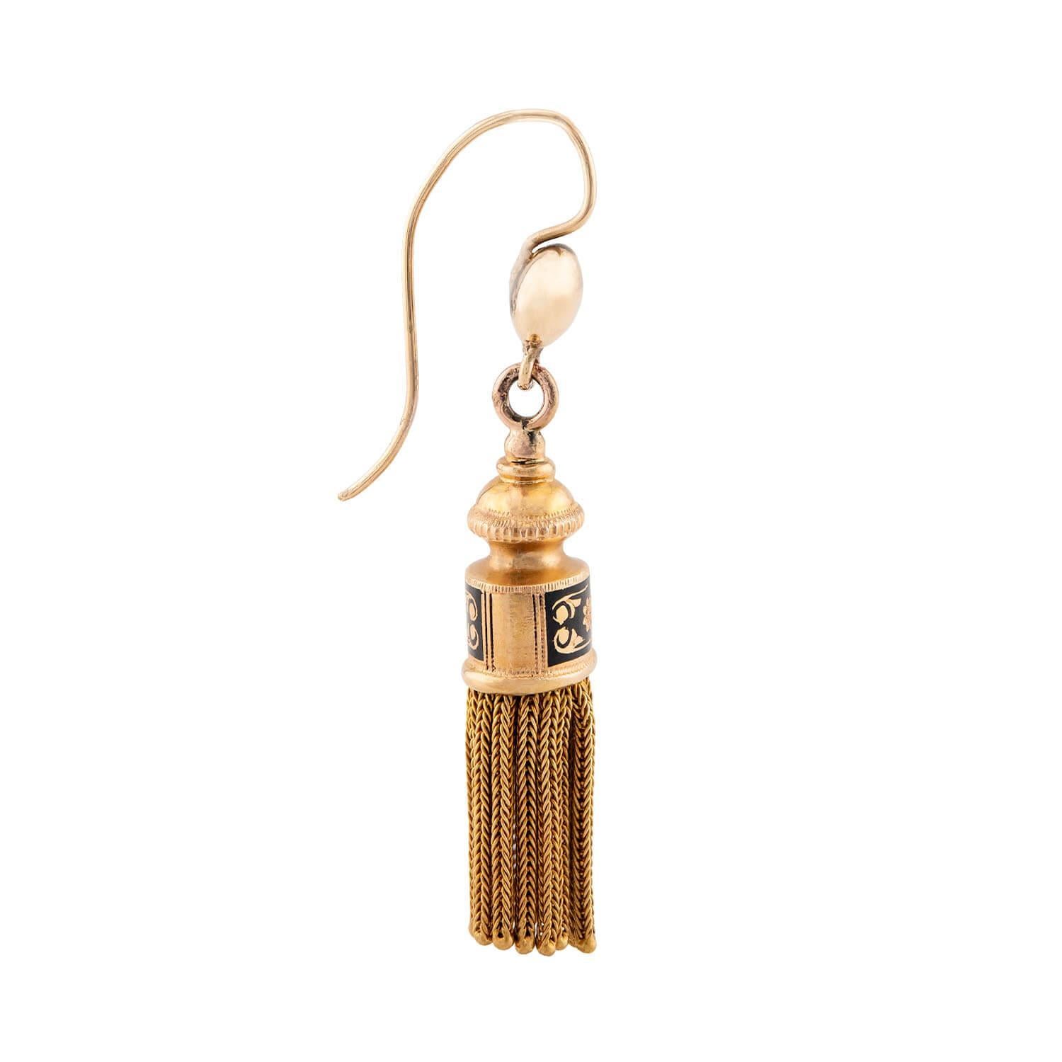 Un bellissimo paio di orecchini con nappe di epoca vittoriana (ca. 1880)! Realizzati in un vibrante oro giallo 22k, ogni orecchino inizia con una montatura circolare, liscia e semplice. Gli orecchini presentano poi un intricato cappuccio d'oro con
