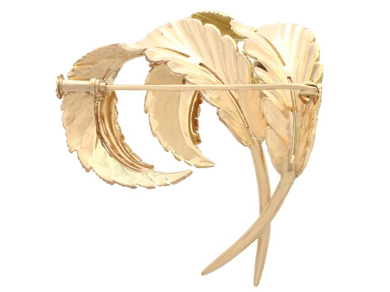 A stunning, fine and impressive, antique 22k yellow gold 'leaf' brooch; part of our diverse antique jewelry and estate jewelry collections.

This stunning, fine and impressive gold brooch has been crafted in 22k yellow and rose gold.

The brooch has