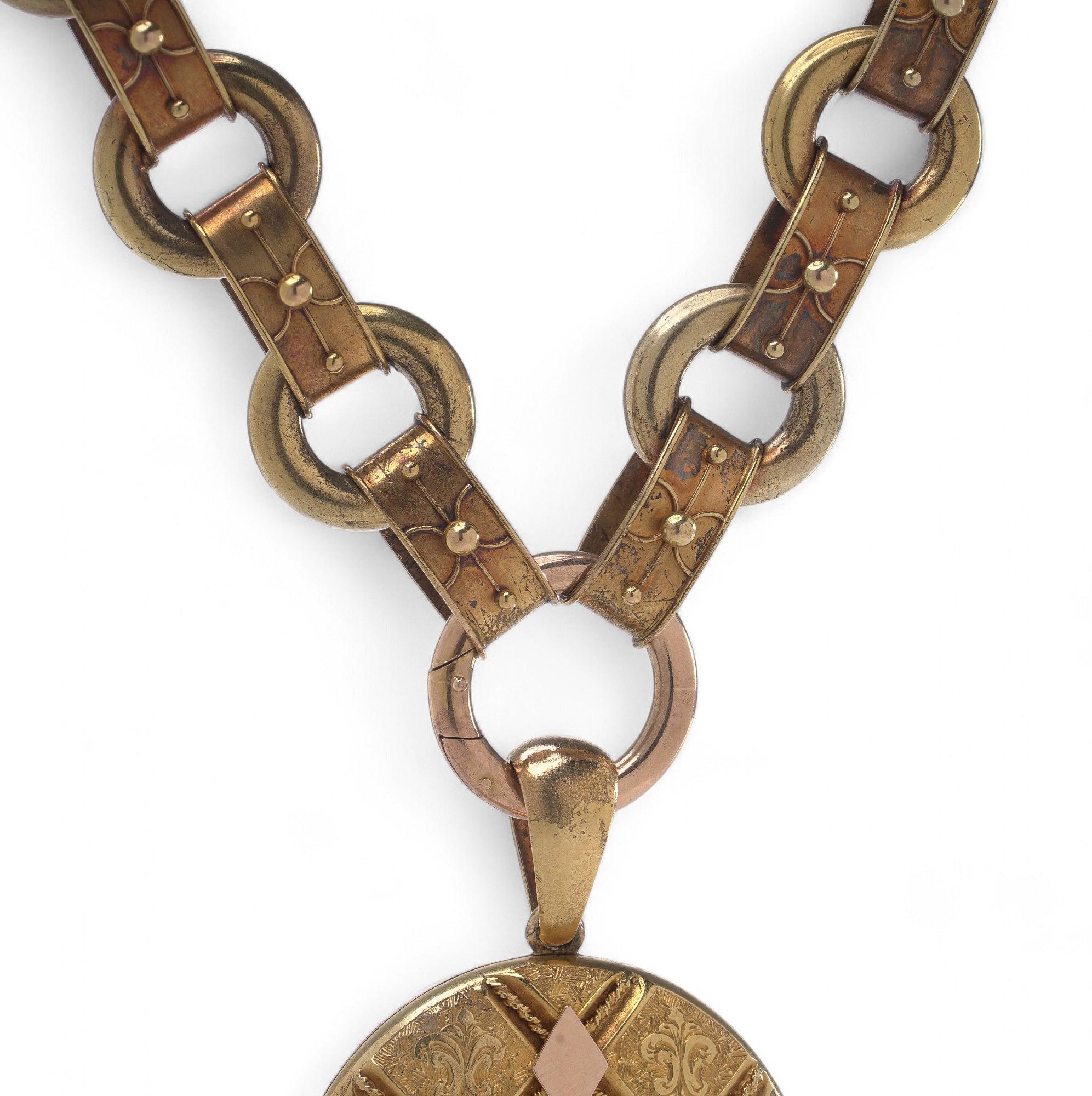 Collana antica vittoriana in oro con ciondolo ovale in oro giallo 22 carati, sospeso a una sostanziosa catena in oro 20 carati. Il medaglione è finemente decorato sul davanti con un motivo a reticolo inciso di motivi floreali e fogliati,