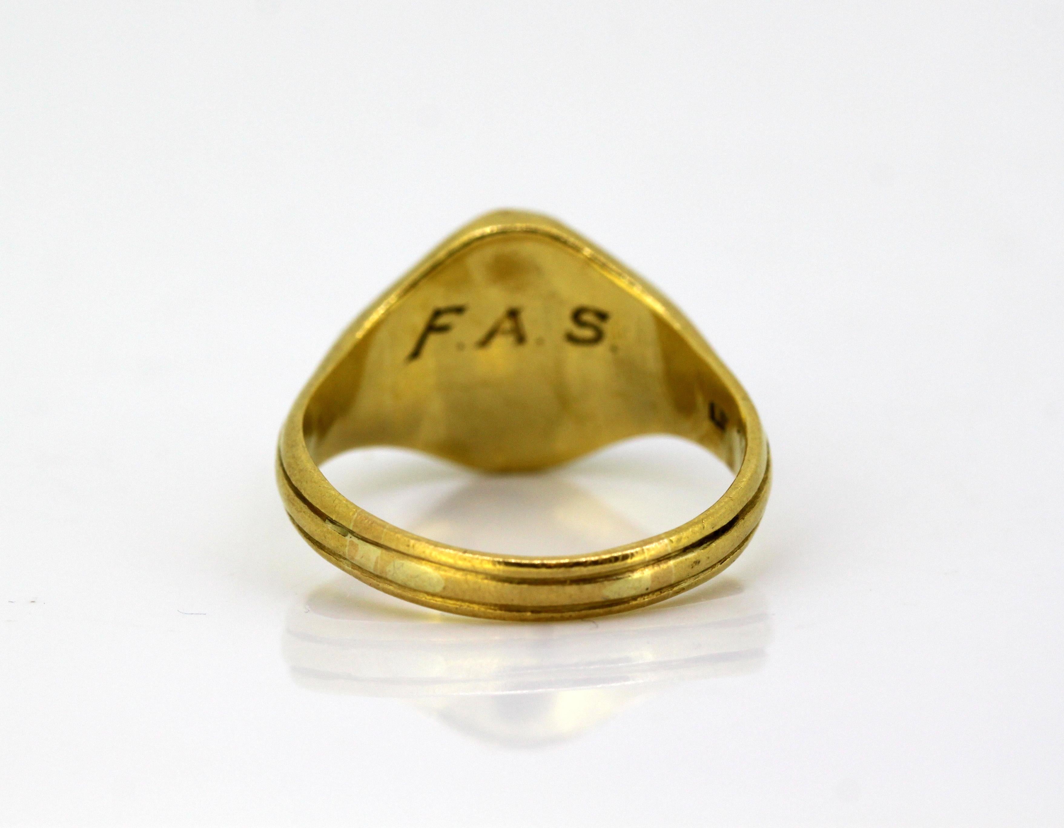 Victorian 22 Karat Yellow Gold Men's Ring with Carnelian Stone, London, 1892 In Good Condition In Braintree, GB