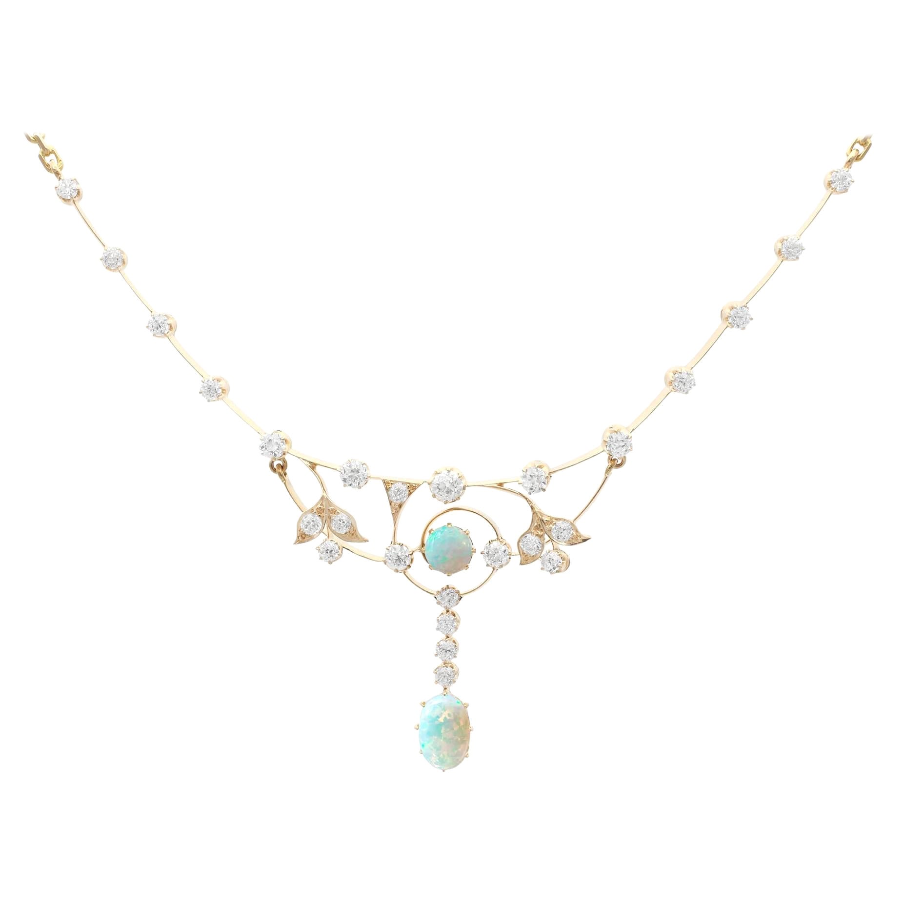 Collana vittoriana con opale da 2,30 carati e diamanti da 2,54 carati
