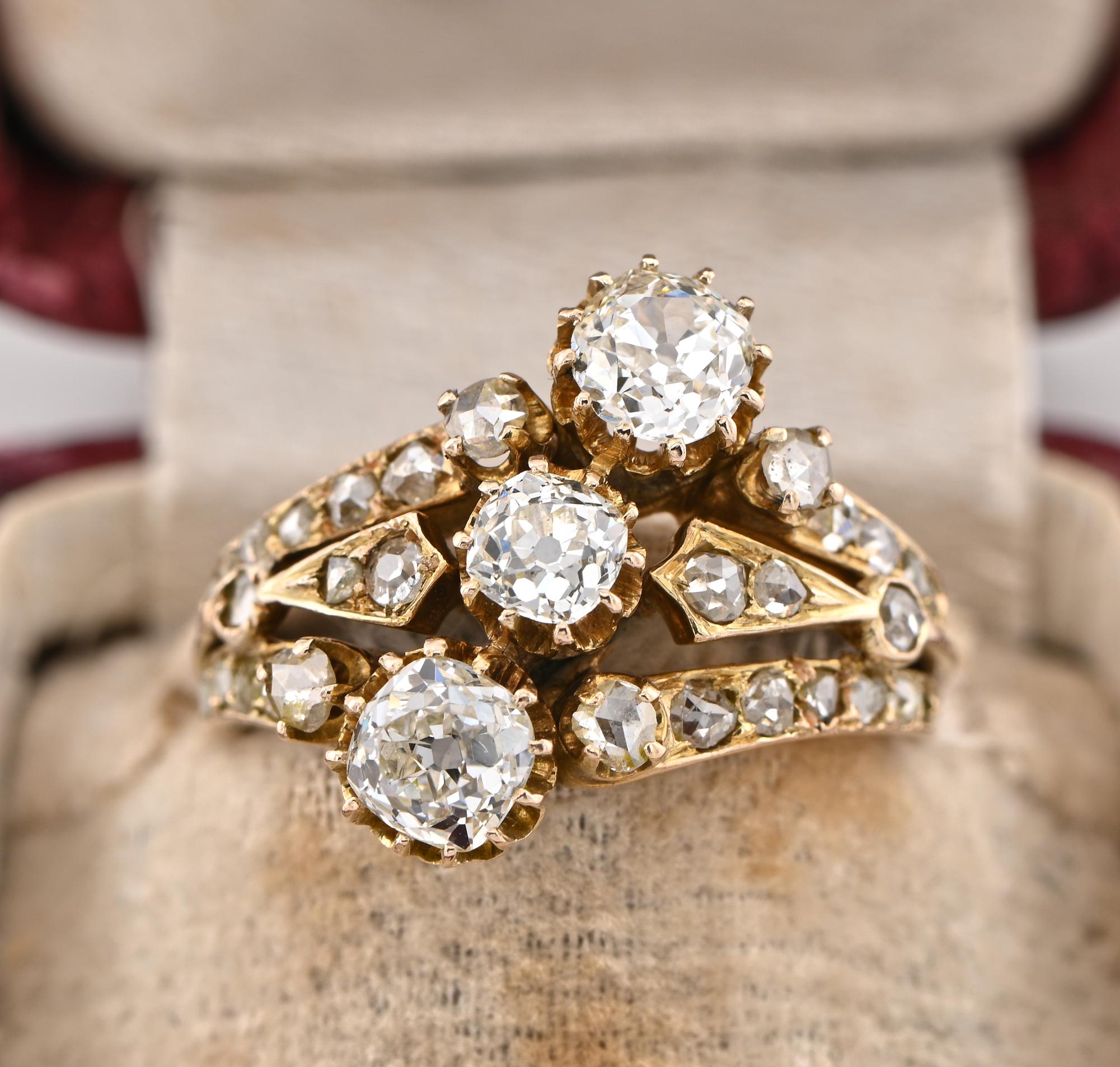 Seltener Fund
Dieser ganz außergewöhnliche antike Ring aus der viktorianischen Zeit ist die Verkörperung der Schönheit dieser Zeit, 1890/1900 ca
Prachtvolle viktorianische Handwerkskunst aus massivem 14-karätigem Gold in einer vornehmen Version des