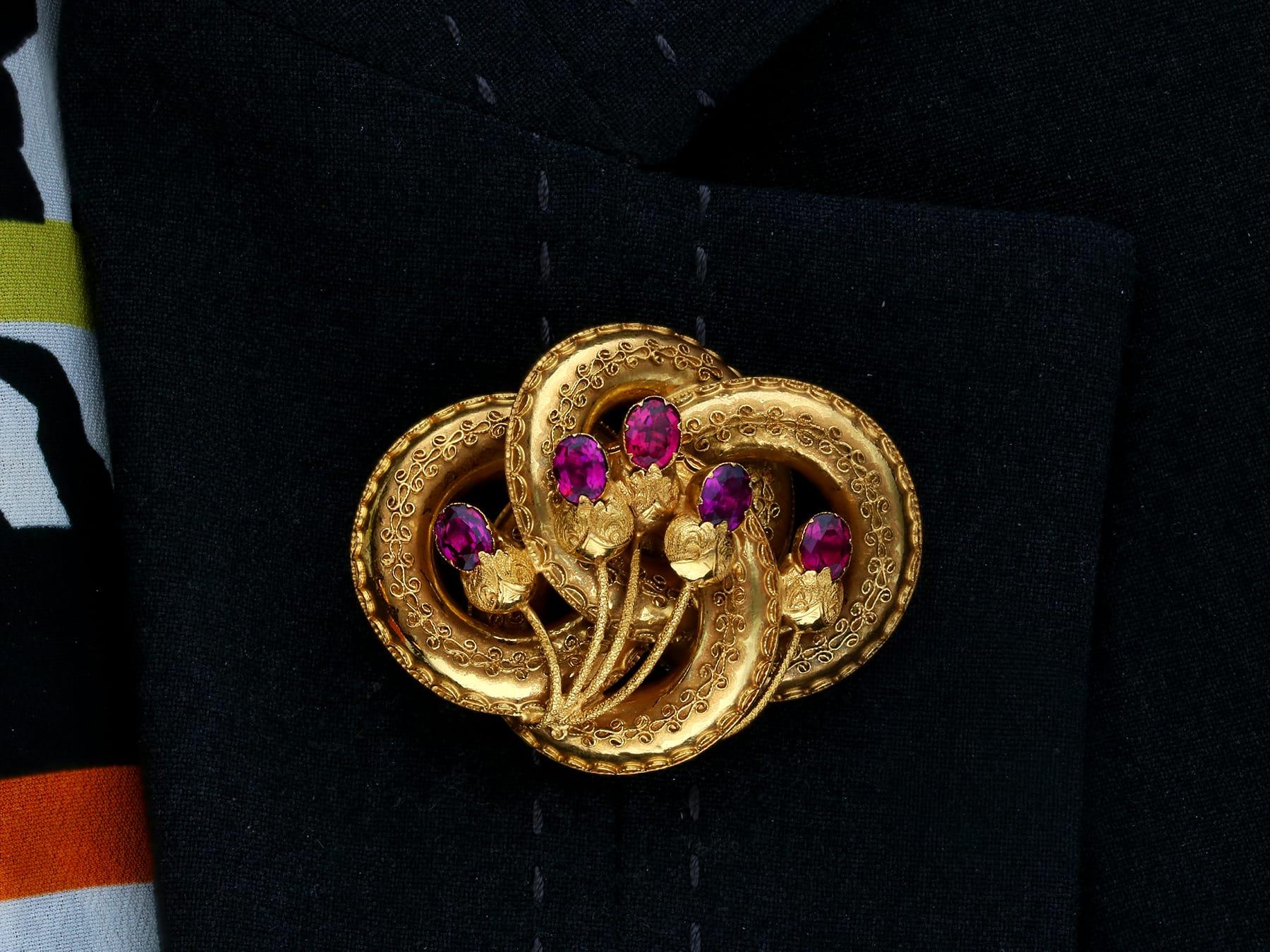 Victorian 2.35 carat and 21k Yellow Gold Brooch For Sale 2