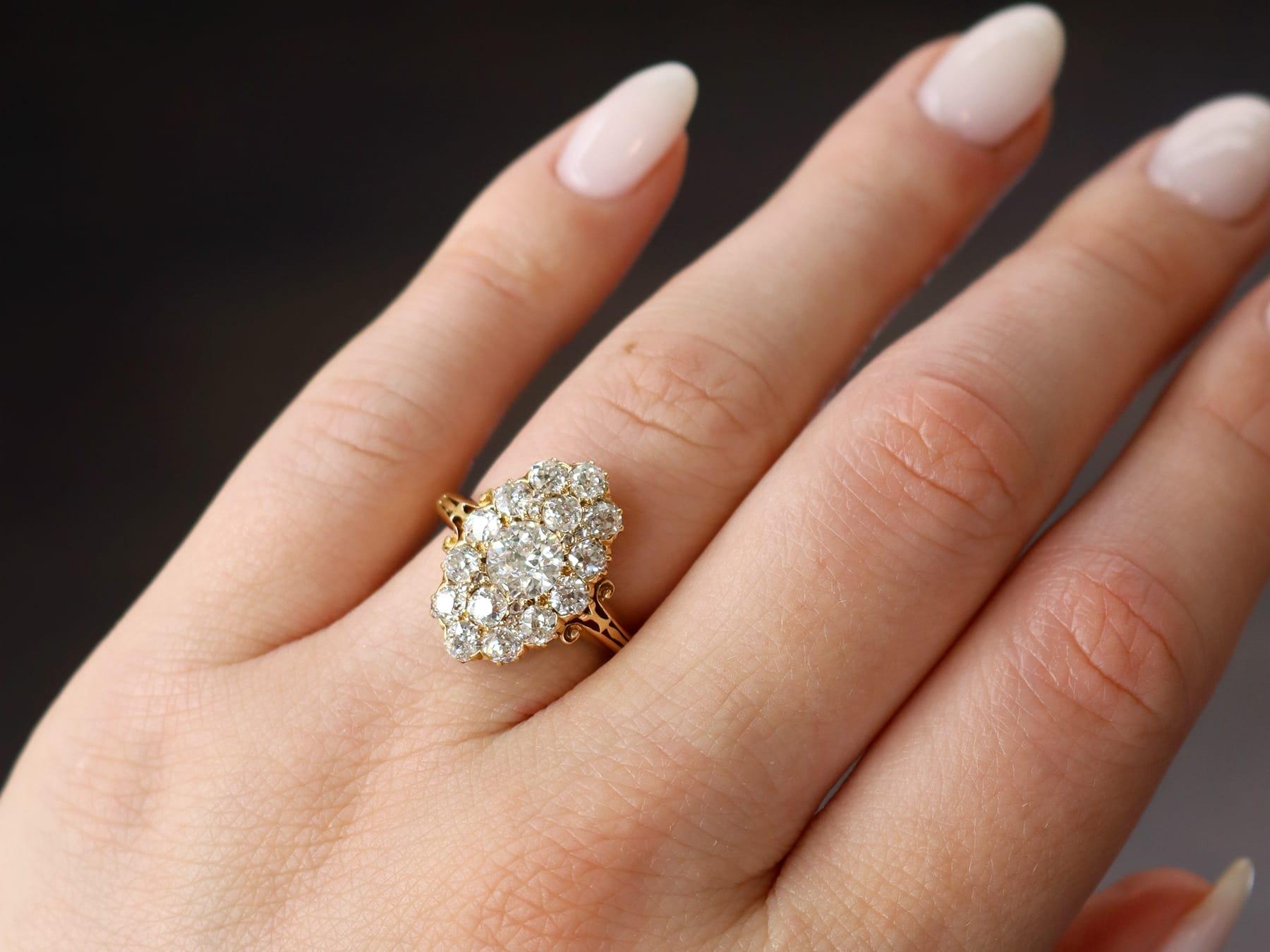 Anillo de cóctel victoriano de oro amarillo y diamantes de 2,35 quilates Corte redondo en venta