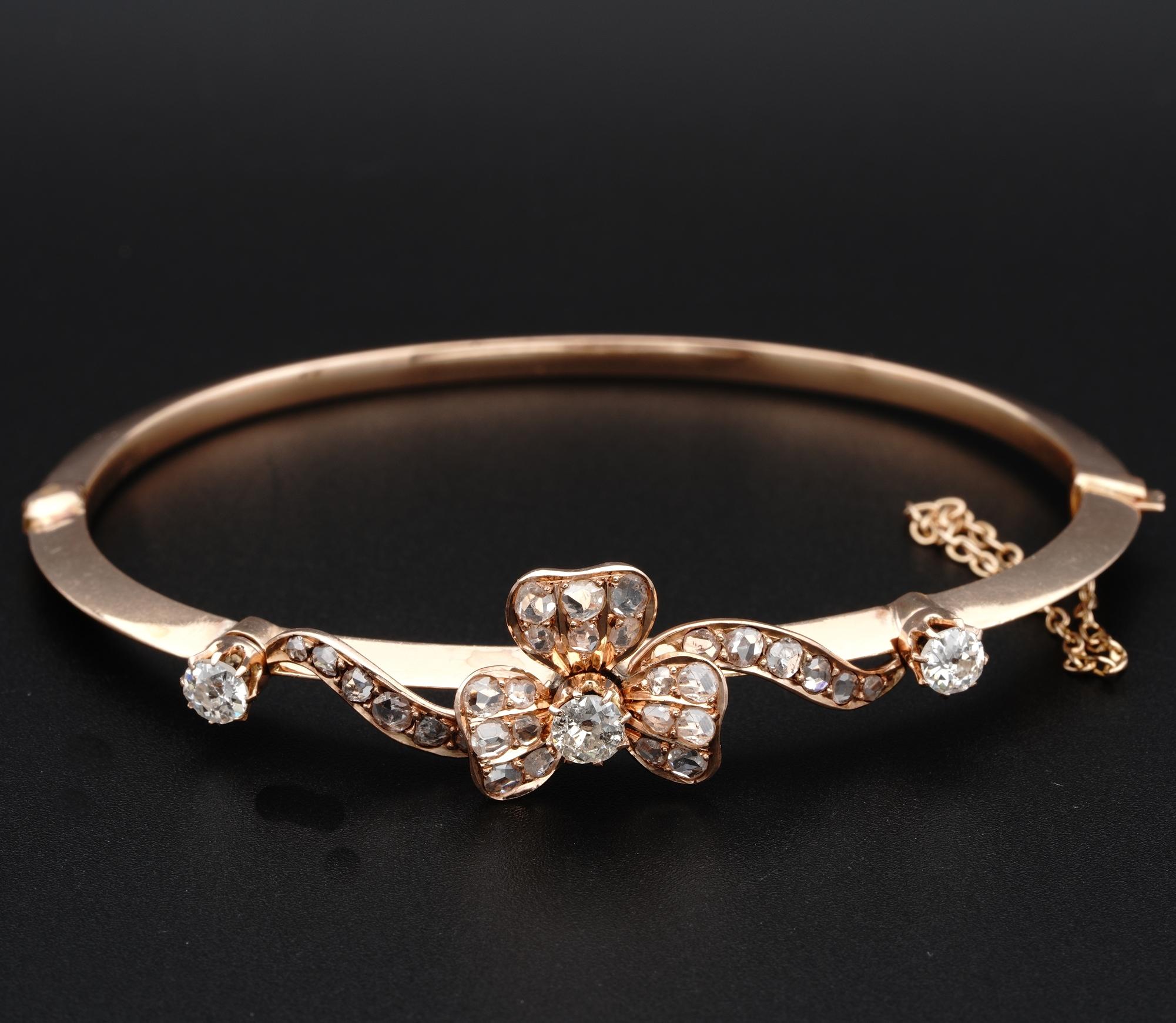 Magnifique bracelet victorien en diamant, or massif 18 KT, 1880 env.
Magnifiquement réalisé à la main en forme de trèfle, symbole de chance, entouré d'un motif torsadé.
Serti de 2.40 Ct TCW de diamants entre des diamants taillés en rose et des