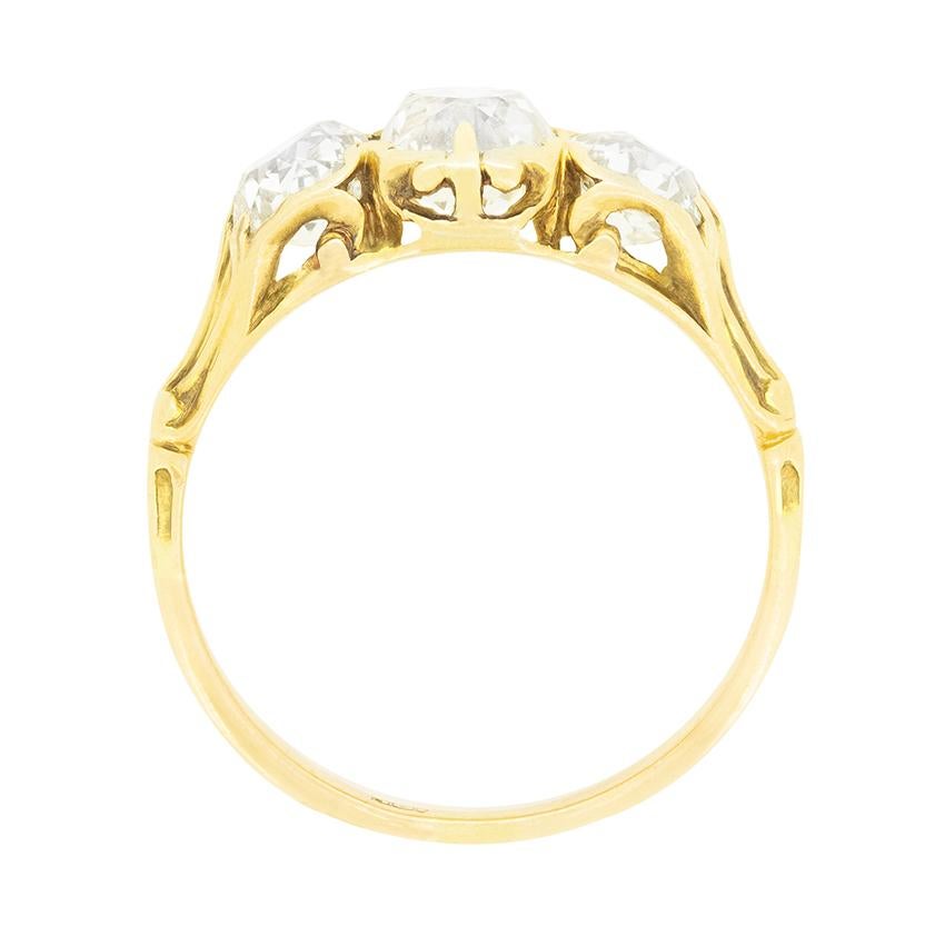 Questo splendido anello trilogy con gambo intagliato risale all'epoca vittoriana. Al centro della scena sono incastonati tre scintillanti diamanti taglio vecchio, il centrale più grande di 1,10 carati e la coppia di fianco di 0,65 carati ciascuno. I