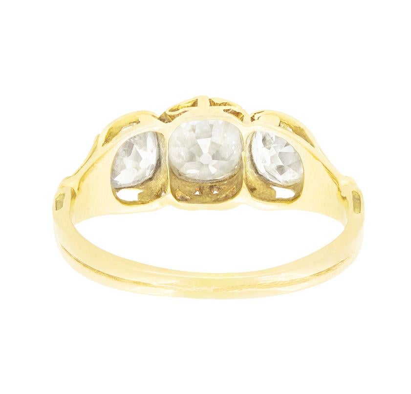 Taglio cuscino antico Anello vittoriano a trilogia di diamanti da 2,40 carati, 1880 ca. in vendita