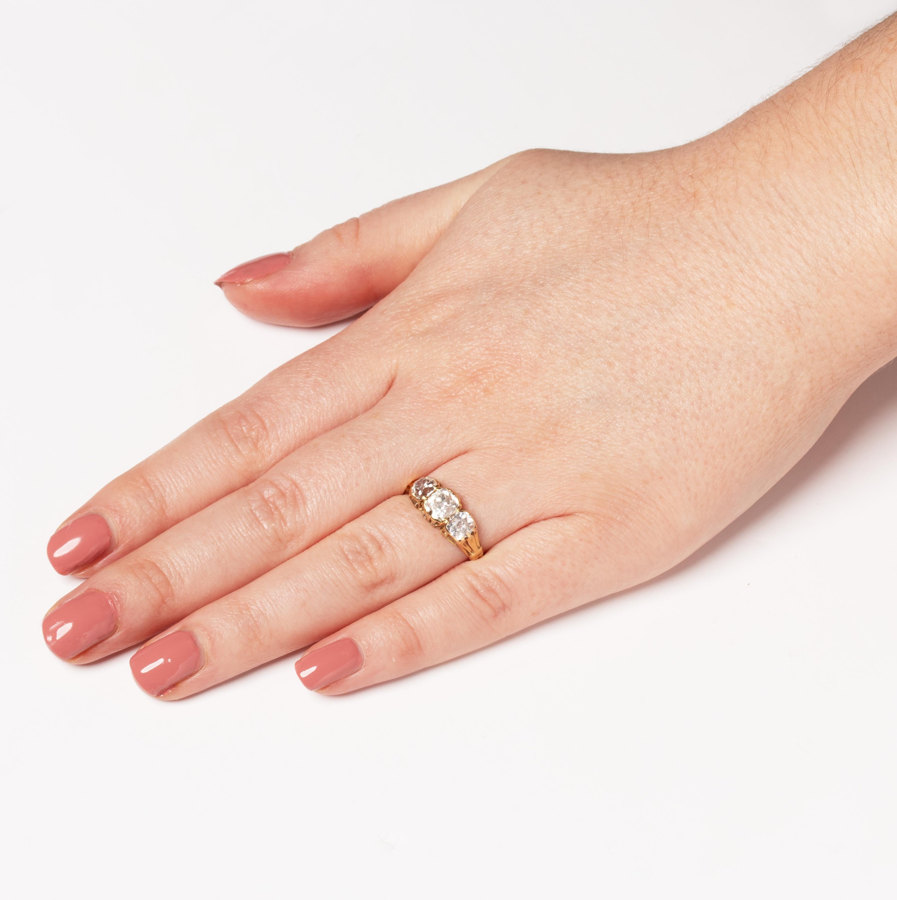 Anello vittoriano a trilogia di diamanti da 2,40 carati, 1880 ca. In condizioni buone in vendita a London, GB