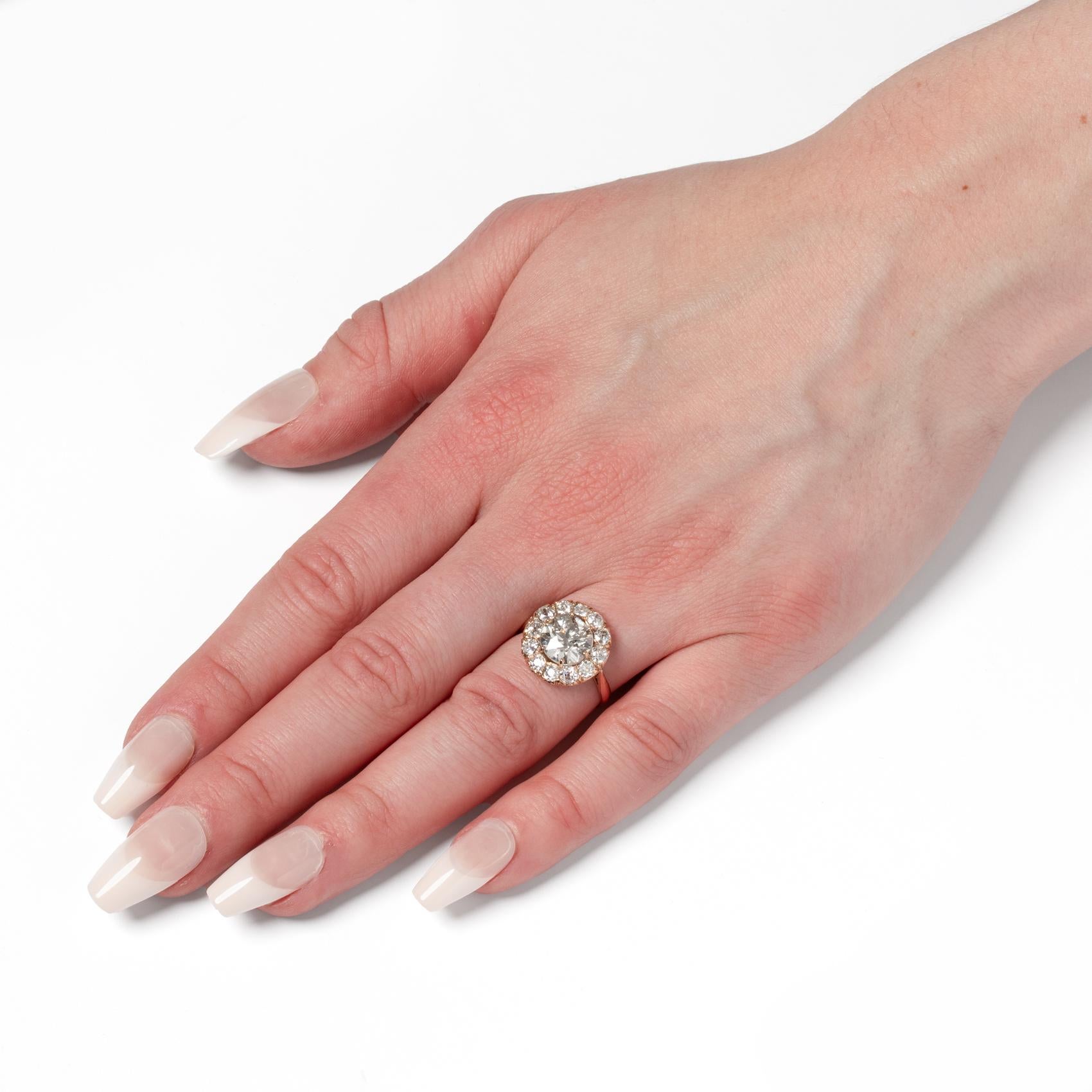 Anello vittoriano con diamanti a grappolo da 2,50 carati, 1880 ca. In condizioni buone in vendita a London, GB
