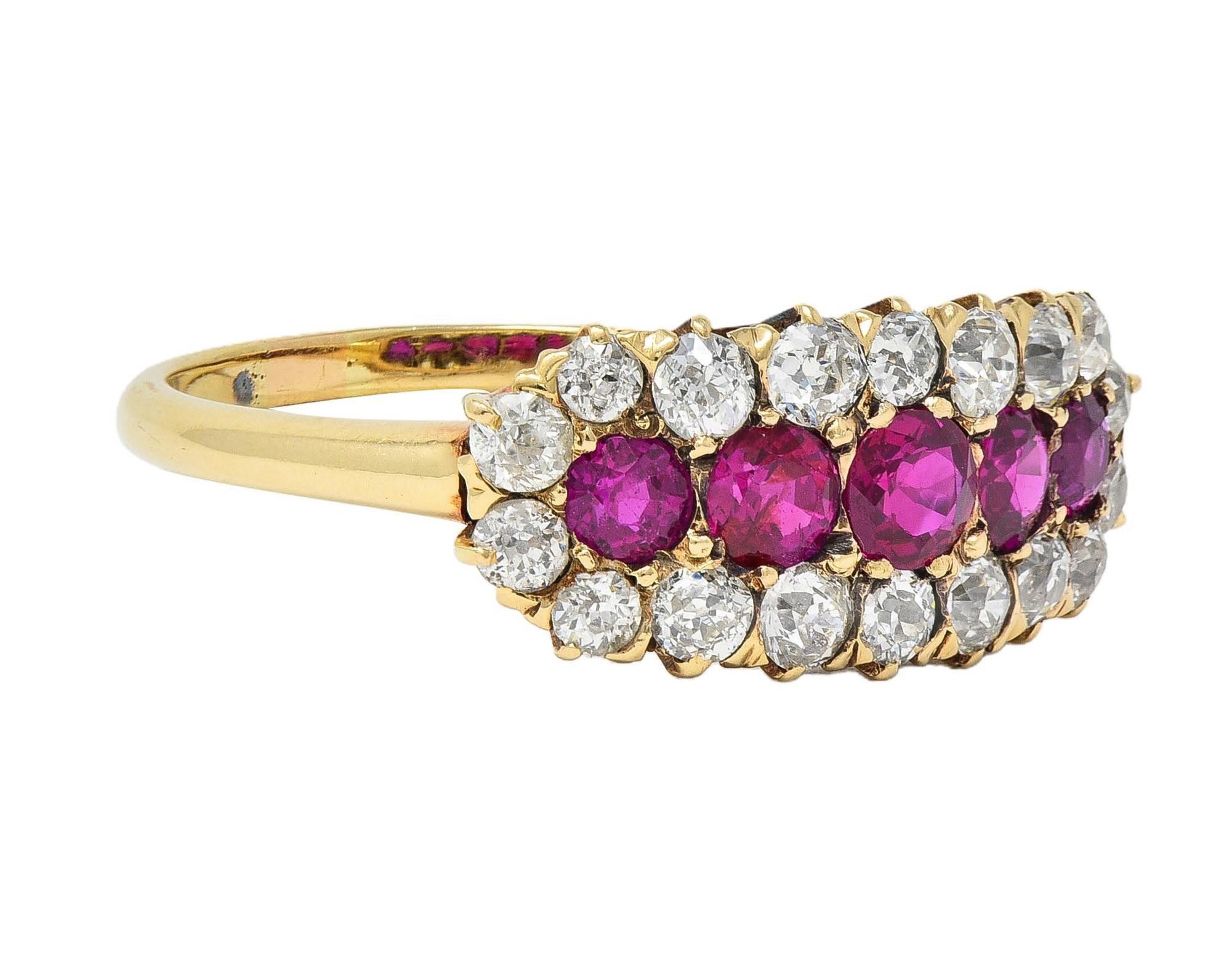 Au centre, une rangée de rubis ronds pesant environ 1,11 carats au total. 
Transparent de couleur rouge pourpre moyen - serti avec halo 
Composé de diamants de taille européenne et de diamants d'ancienne mine sertis à l'emporte-pièce. 
D'un poids