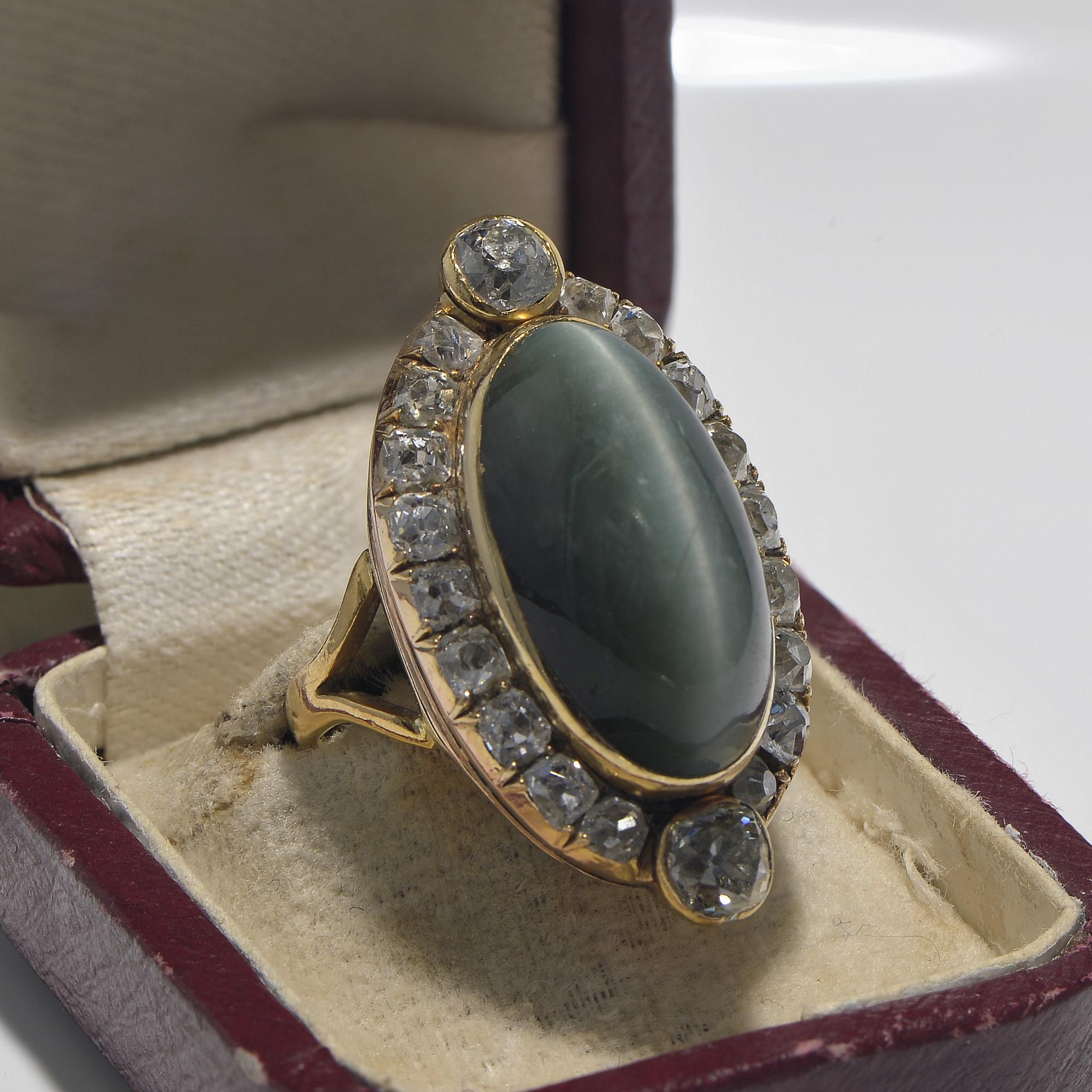 Victorian 25.90 Ct Chrysoberyl Cat's Eye 3.30 Diamond Rare ring In Good Condition For Sale In Napoli, IT