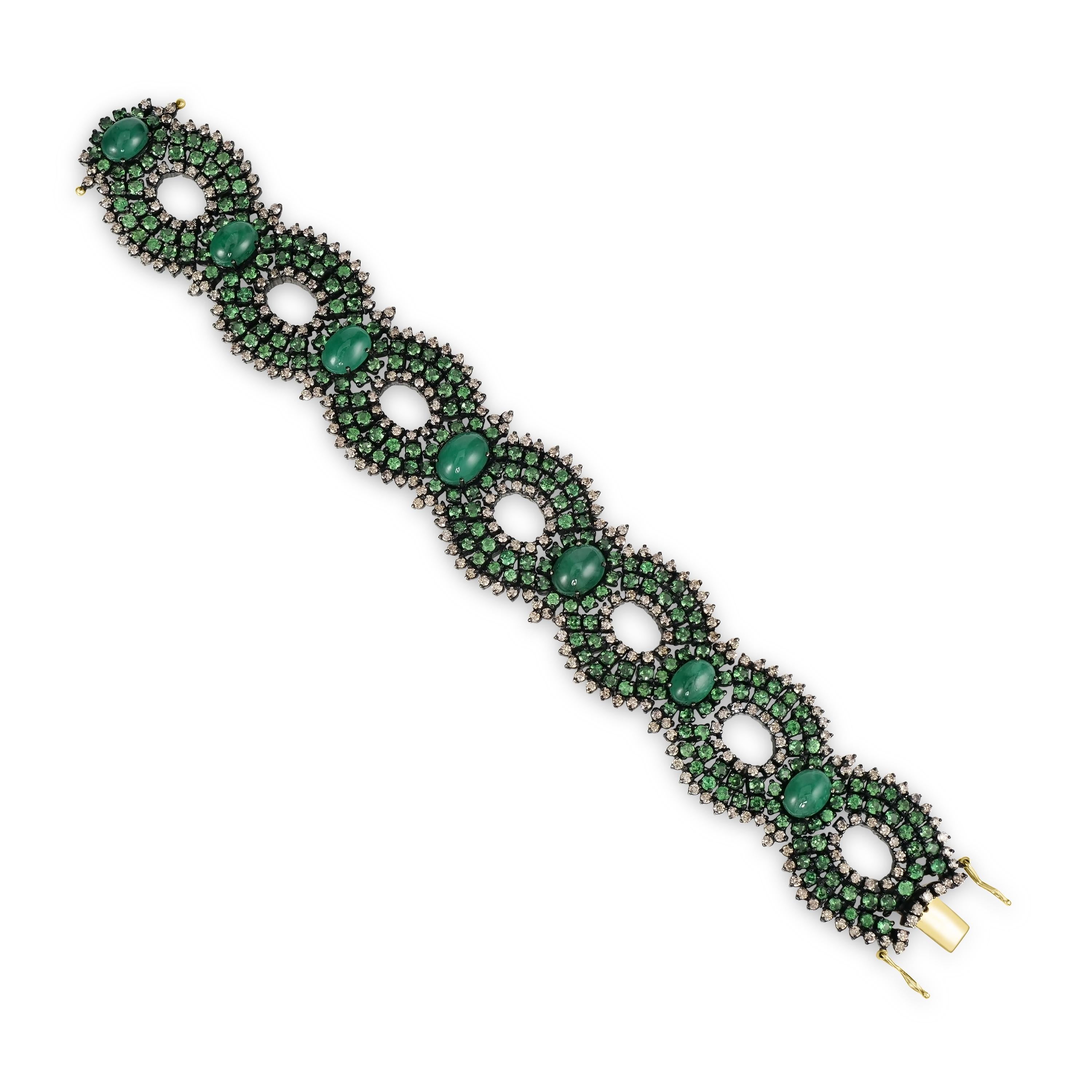 Tauchen Sie ein in die Opulenz der viktorianischen Ära mit diesem exquisiten 26 Cttw. Smaragd, Tsavorit und Diamant durchbrochenes Gliederarmband. Dieses Armband ist ein Meisterwerk der Handwerkskunst und zeugt von der zeitlosen Eleganz des