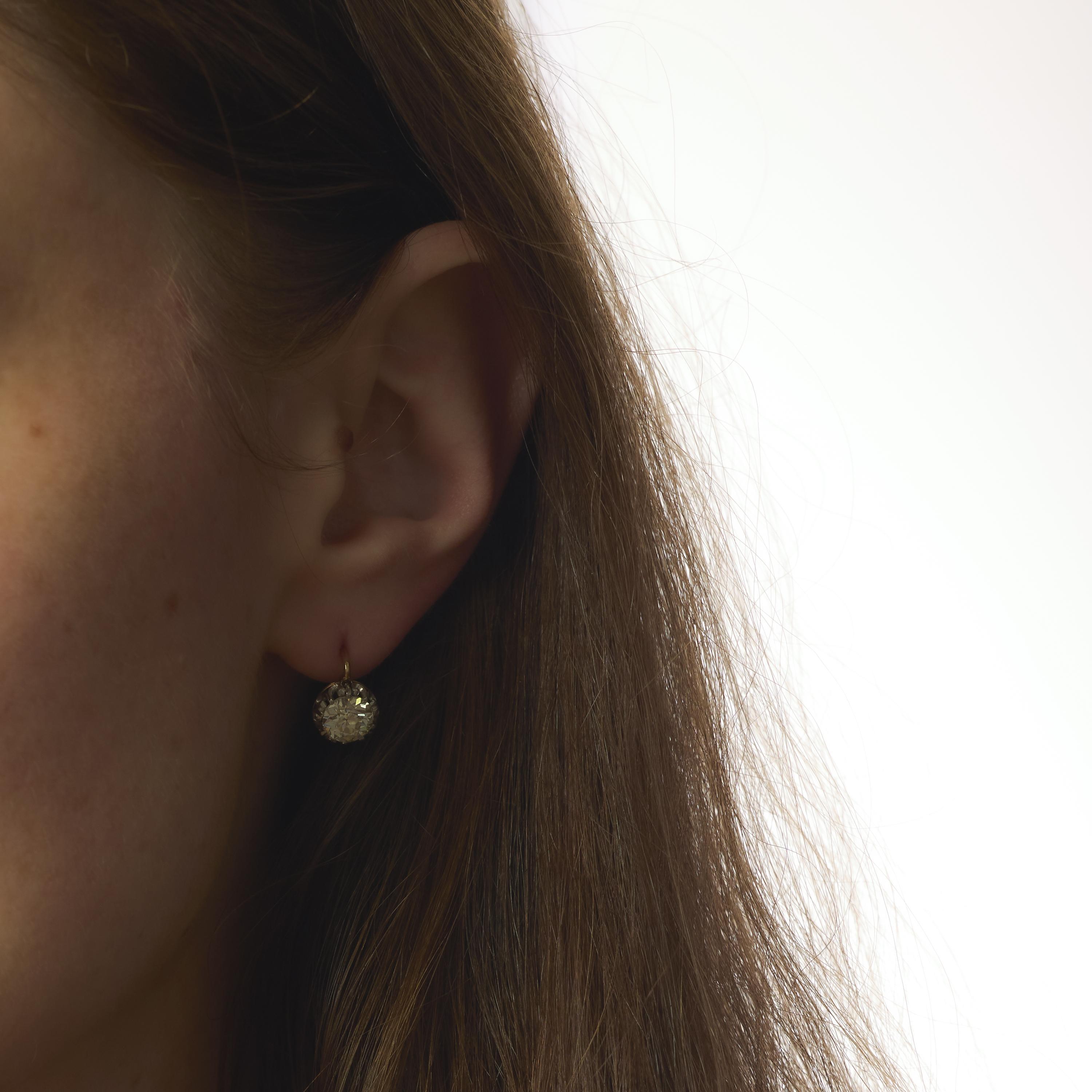 Taille vieille Europe Boucles d'oreilles victoriennes en or jaune 18k et platine avec diamant de 2,60 carats en vente