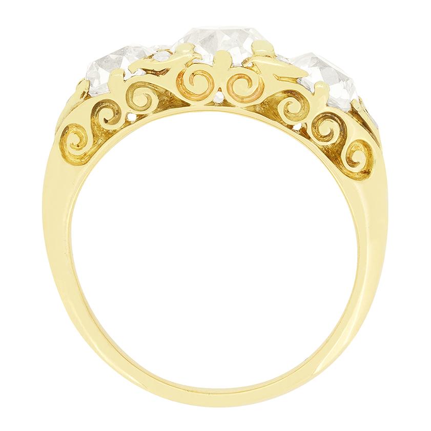 Questo splendido anello trilogy vittoriano presenta tre splendidi diamanti taglio antico. Il diamante centrale pesa 1,20 carati, affiancato da due diamanti da 0,70 carati, tutti sapientemente incastonati. Tra le pietre principali, quattro piccoli
