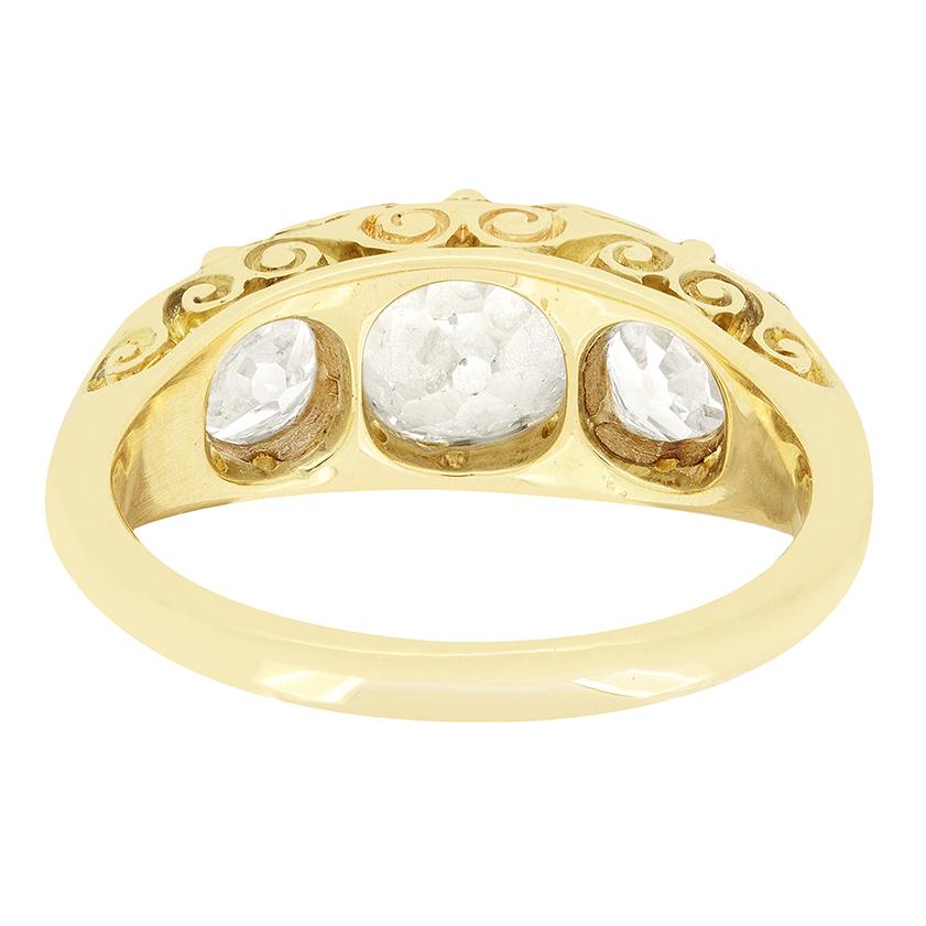 Taglio antico europeo Anello vittoriano con tre pietre di diamante da 2,60 carati, 1880 ca. in vendita