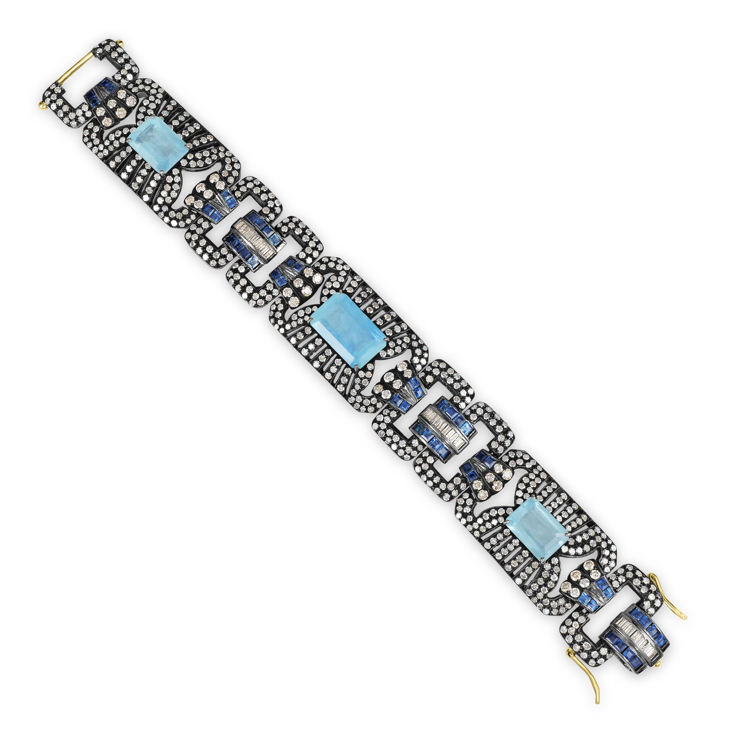 Wir präsentieren unseren atemberaubenden Victorian 27.5 Cttw. Aquamarin, blauer Saphir und Diamant Armband mit Scharnier, ein wahres Meisterwerk der viktorianischen Eleganz und Handwerkskunst.

Dieses exquisite, mit viel Liebe zum Detail gefertigte