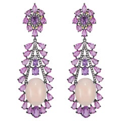 Victorian 27.85 ct. pt. Boucles d'oreilles florales en corail pêche, diamants et saphirs multiples 