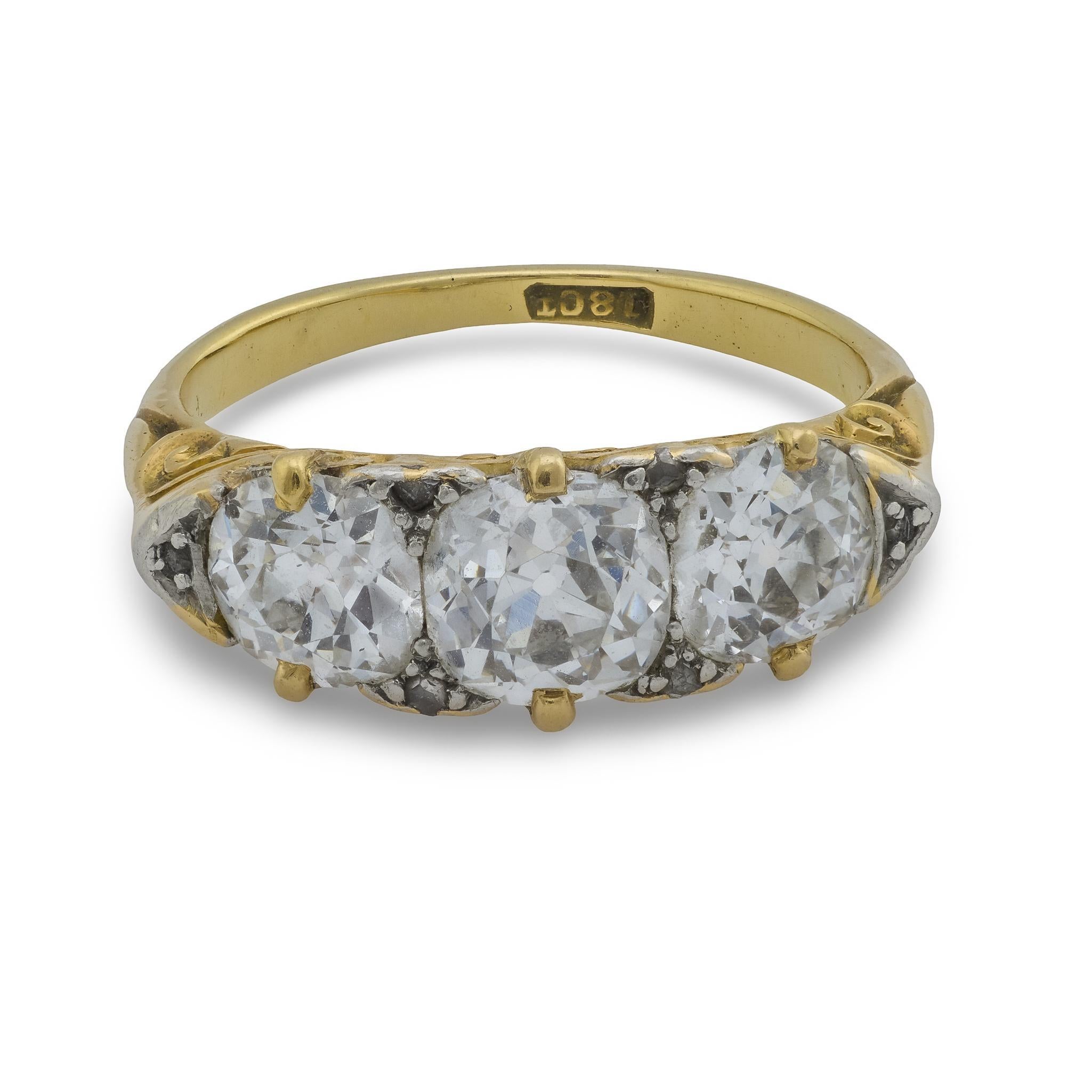 Victorien Bague victorienne de 2,80 carats de diamant en or jaune 18k à 3 pierres en vente
