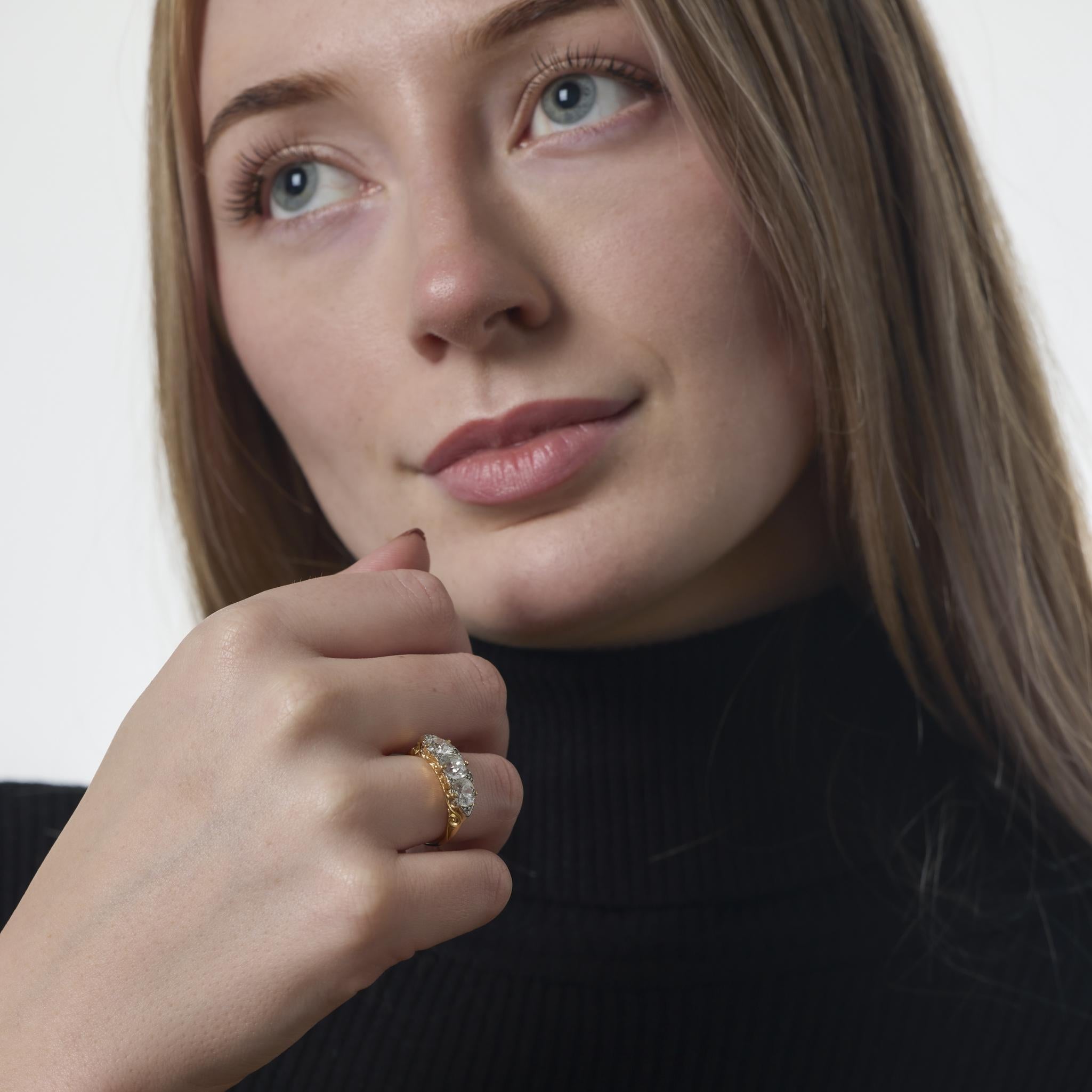 Taille vieille Europe Bague victorienne de 2,80 carats de diamant en or jaune 18k à 3 pierres en vente
