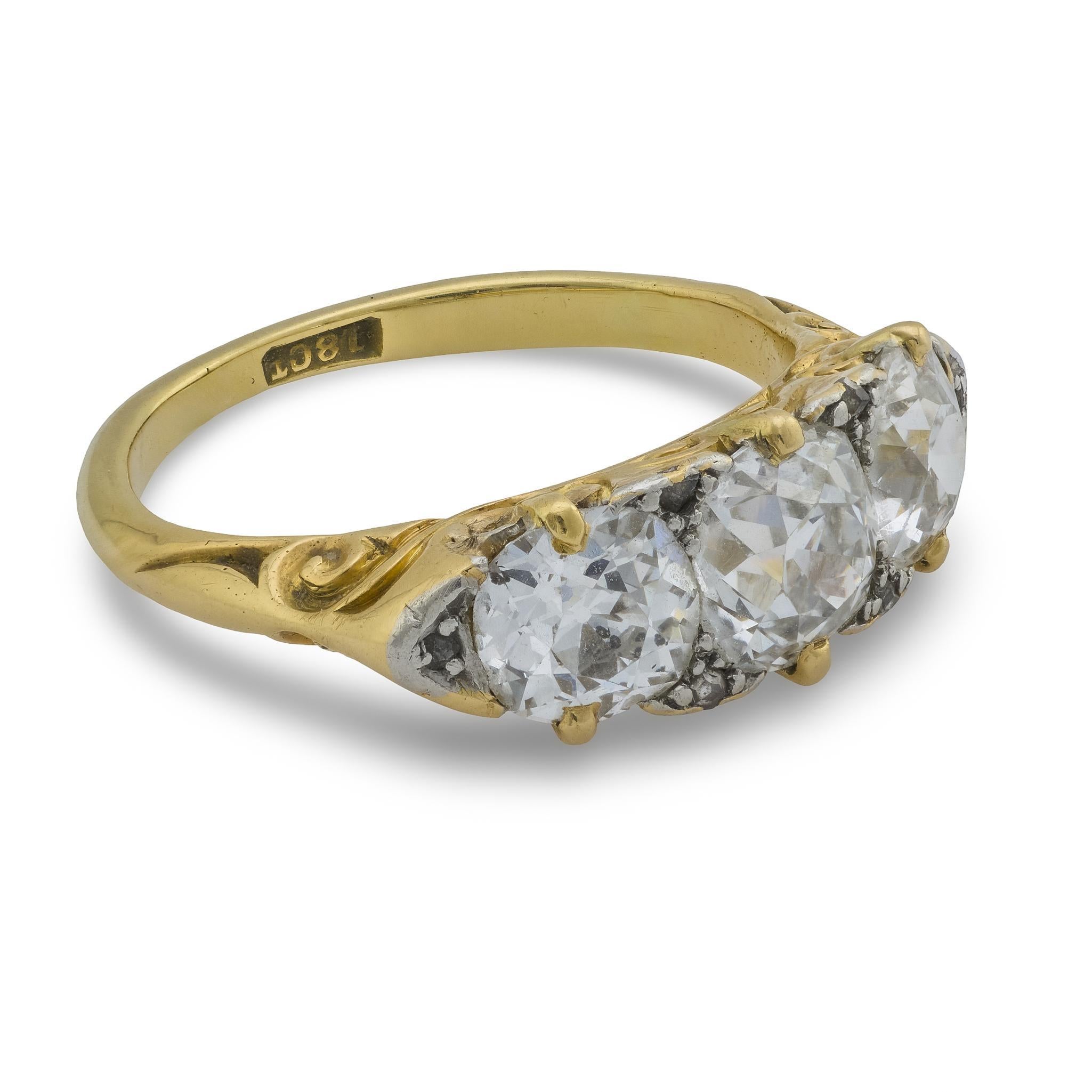 Bague victorienne de 2,80 carats de diamant en or jaune 18k à 3 pierres Bon état - En vente à Beverly Hills, CA