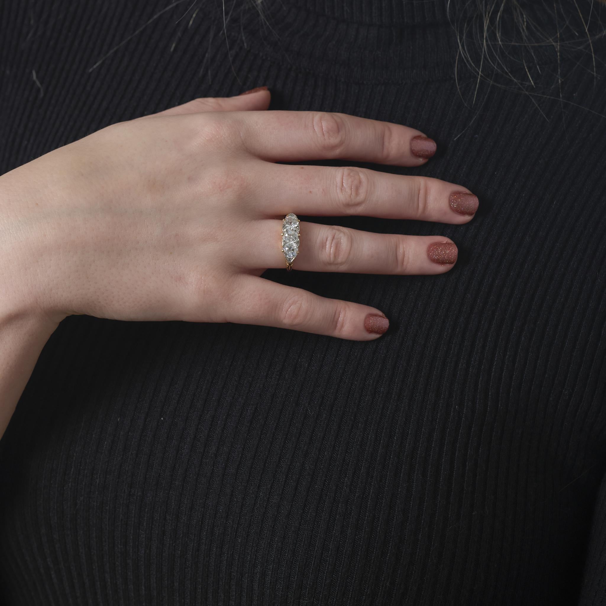 Bague victorienne de 2,80 carats de diamant en or jaune 18k à 3 pierres Pour femmes en vente