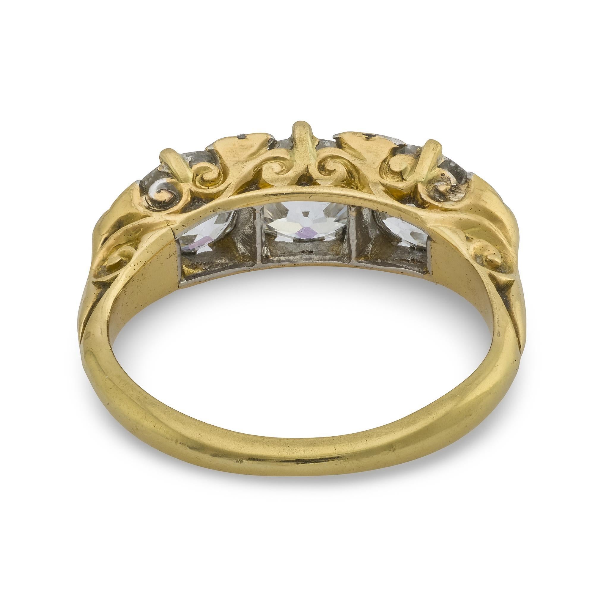 Bague victorienne de 2,80 carats de diamant en or jaune 18k à 3 pierres en vente 1