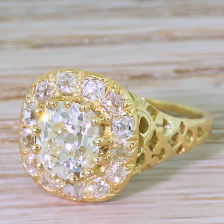 Victorian 2.80 Carat Old Mine Cut Diamond Cluster Ring im Angebot 2