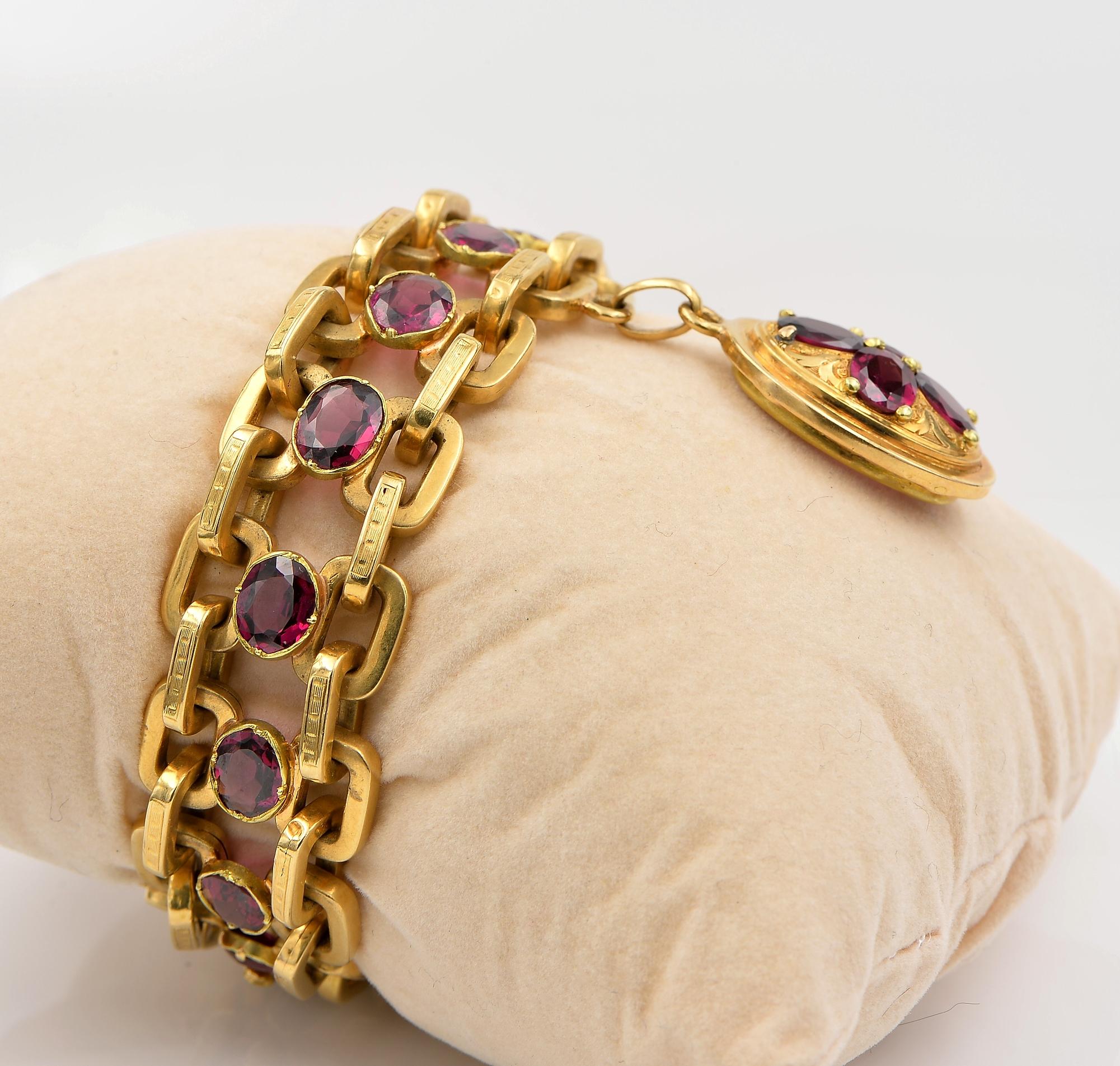 Victorian 28.00 Ct Garnet Rare French Origin 18 KT Bracelet In Good Condition For Sale In Napoli, IT