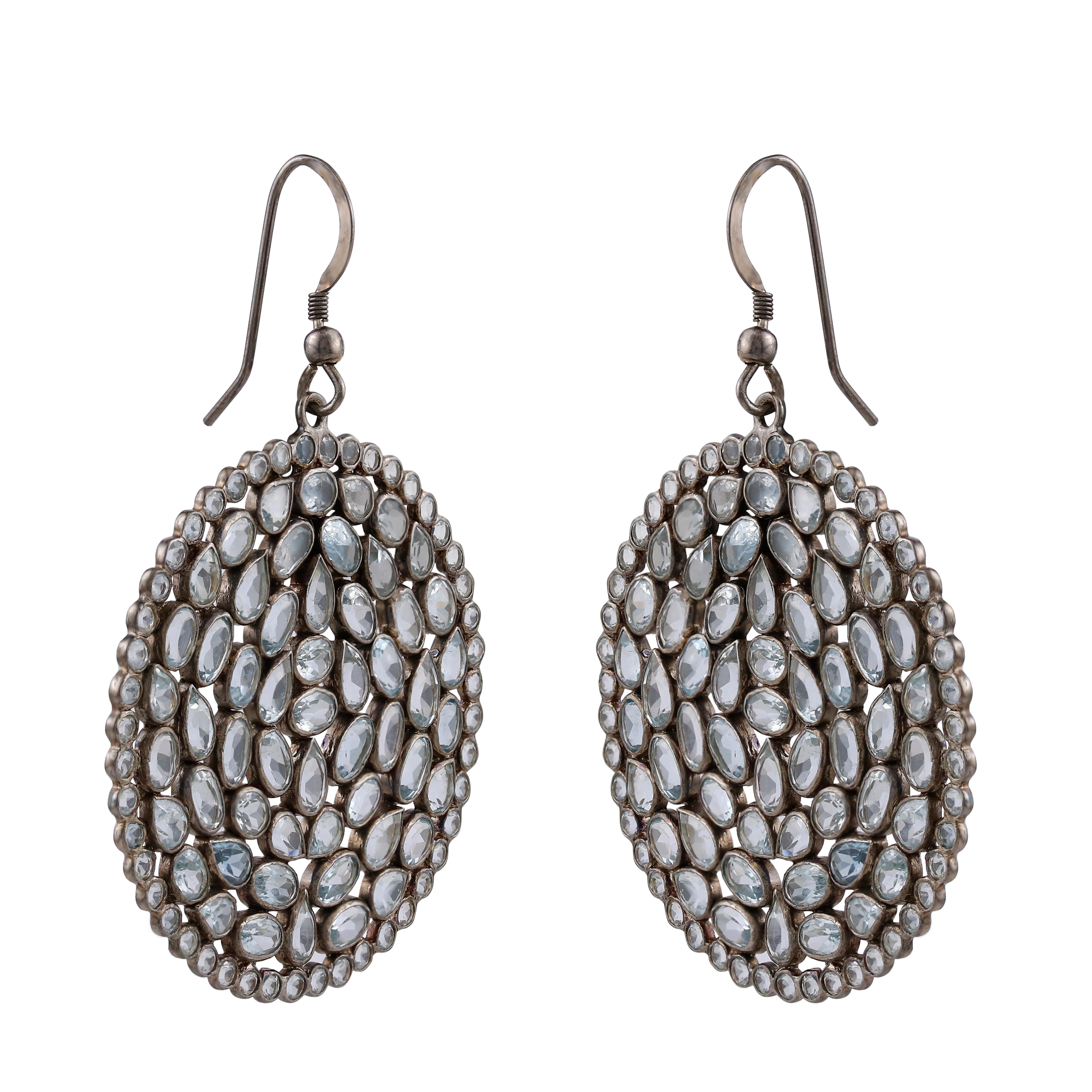 Queste gocce d'argento vittoriane realizzate a mano sono caratterizzate da bellissime tonalità che ti piaceranno! Il tradizionale design circolare mette in risalto i bellissimi topazi celesti accentati che penzolano dai fondelli a leva. Per uno